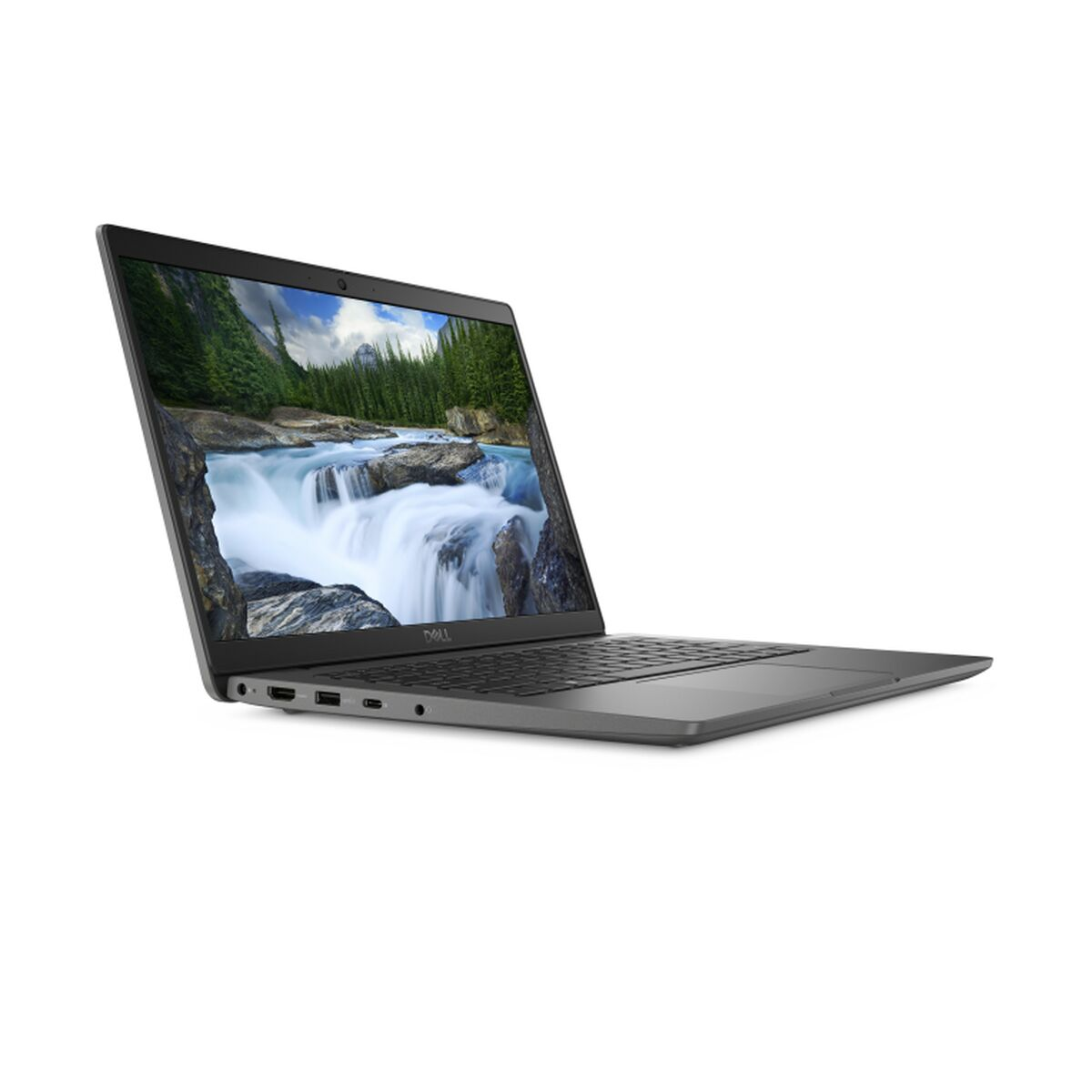 Una laptop sobre un fondo blanco, inclinada hacia la izquierda. La pantalla muestra un paisaje escénico.