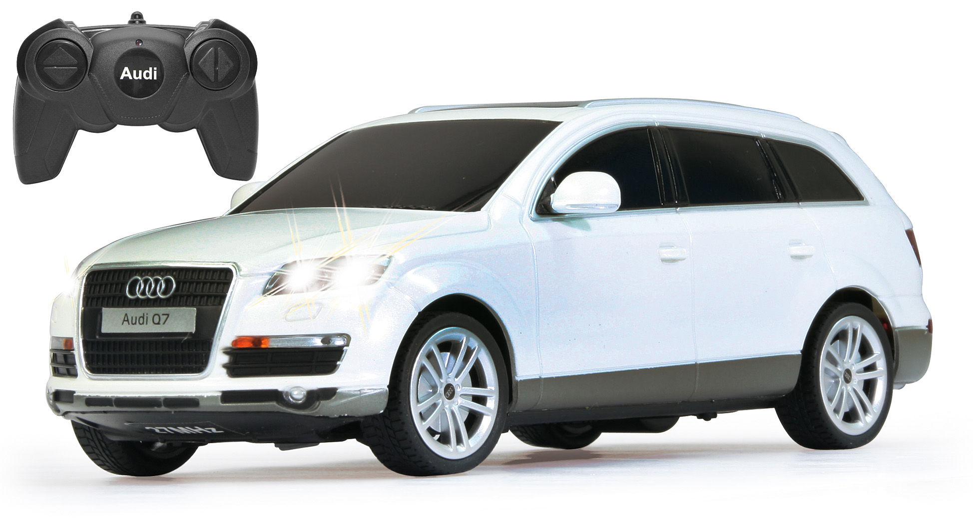 Biały samochodzik Audi Q7 z pilotem. Reflektory są włączone.