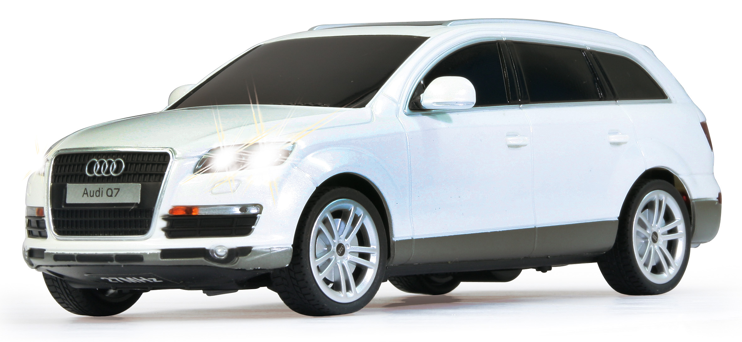 Biały samochodzik Audi Q7 z włączonymi reflektorami. Samochód jest na białym tle.