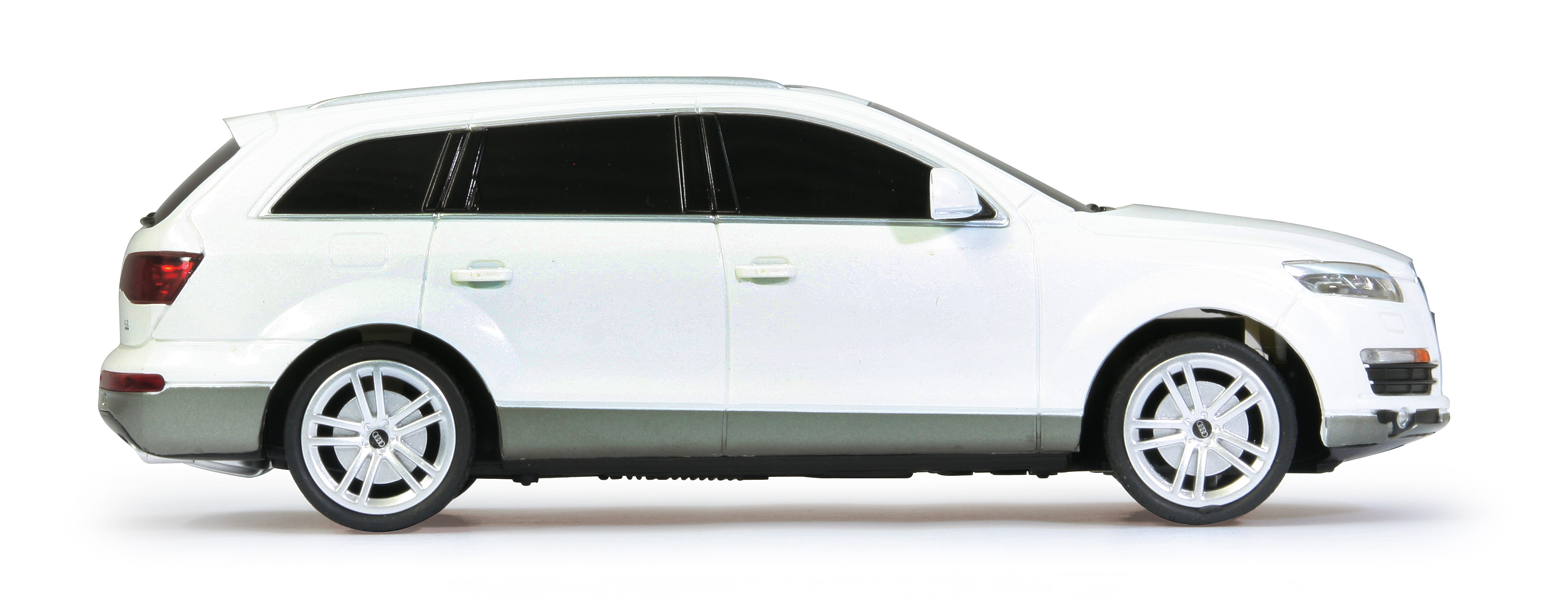 Widok z boku białego samochodu Audi Q7. Widoczne koła. Białe tło.