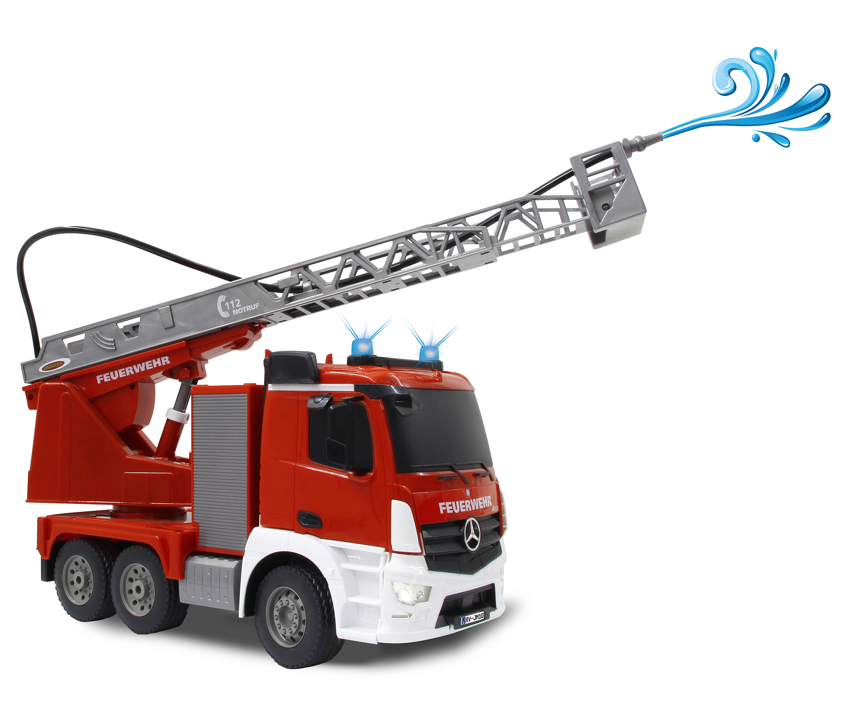 Czerwony wóz strażacki z wodą rozpryskującą się z drabiny na białym tle.