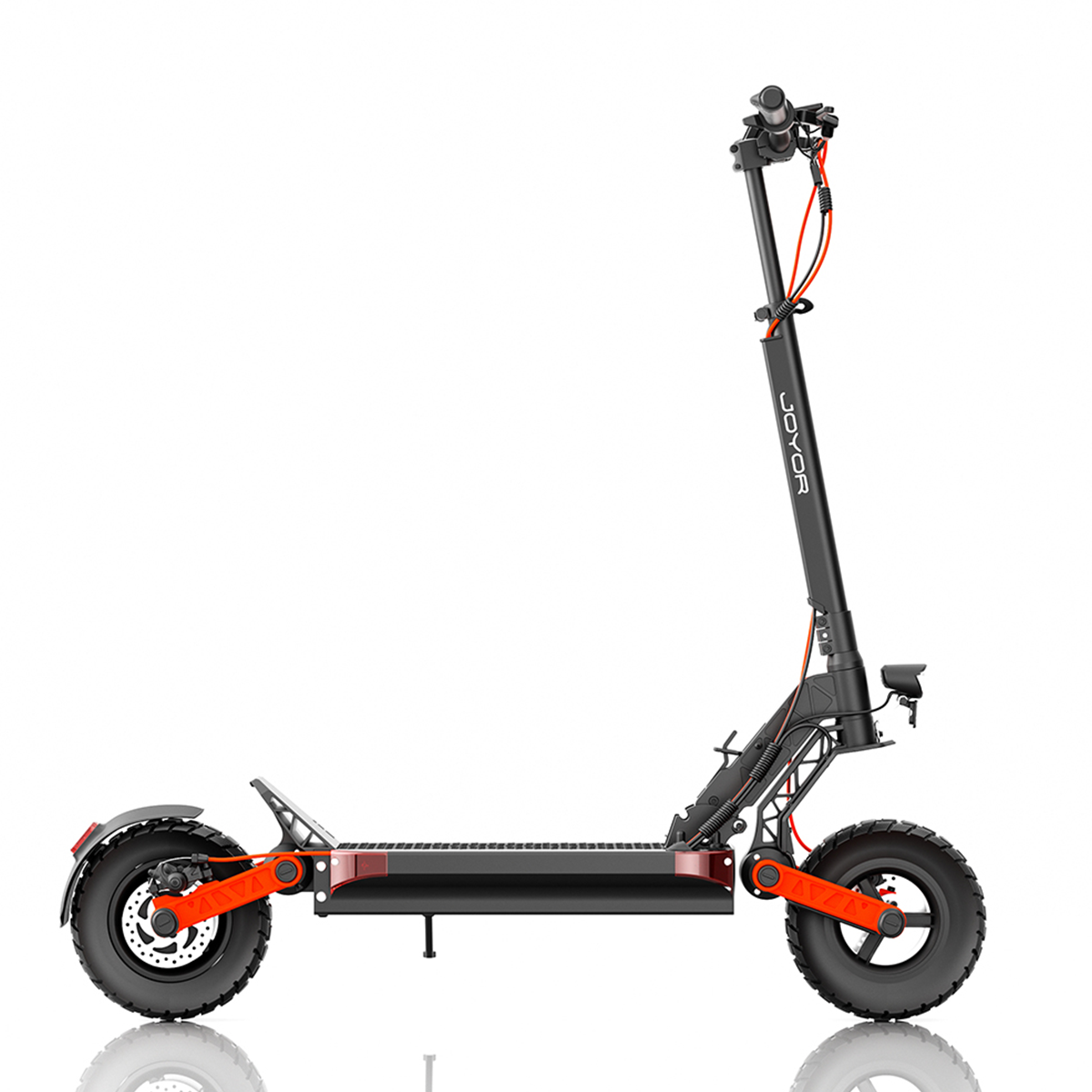 Czarno-pomarańczowa hulajnoga elektryczna na białym tle. Widać koła, ramę i kierownicę, białe tło.