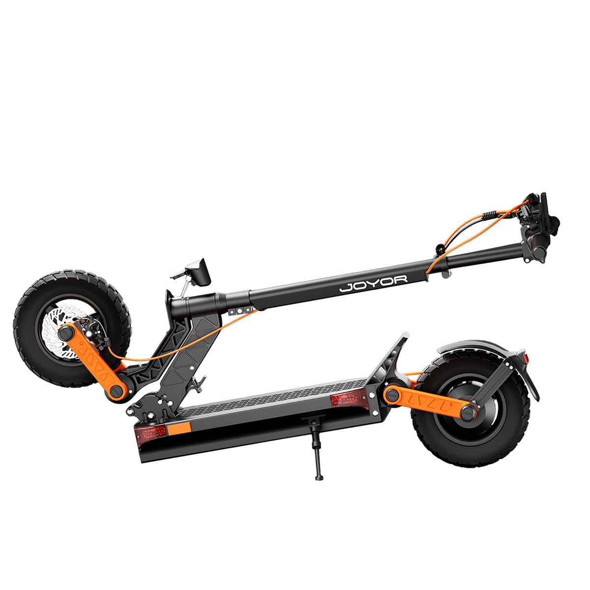 Czarno-pomarańczowa hulajnoga elektryczna, złożona. Widać koła, ramę i kierownicę, białe tło.