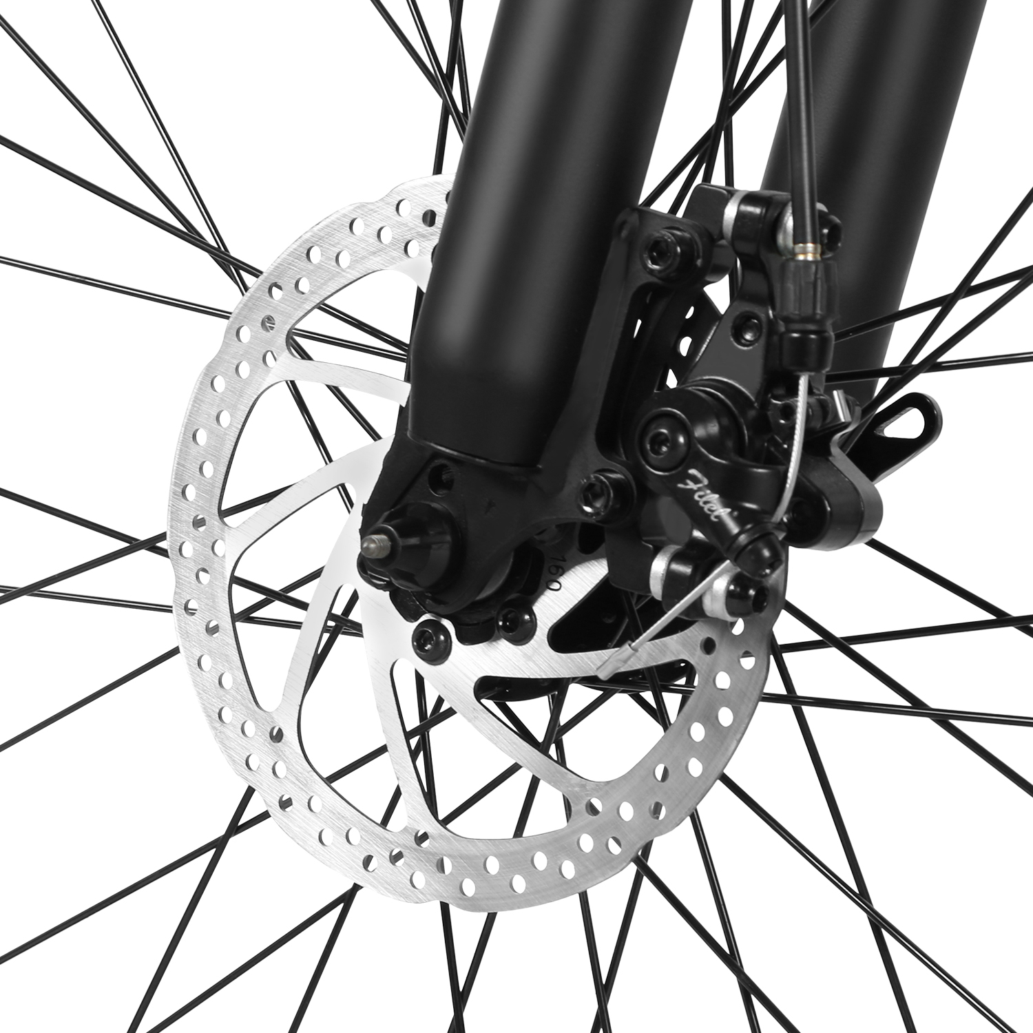 Zbliżenie hamulca tarczowego przedniego koła e-roweru. Widoczne również szprychy i widelec.