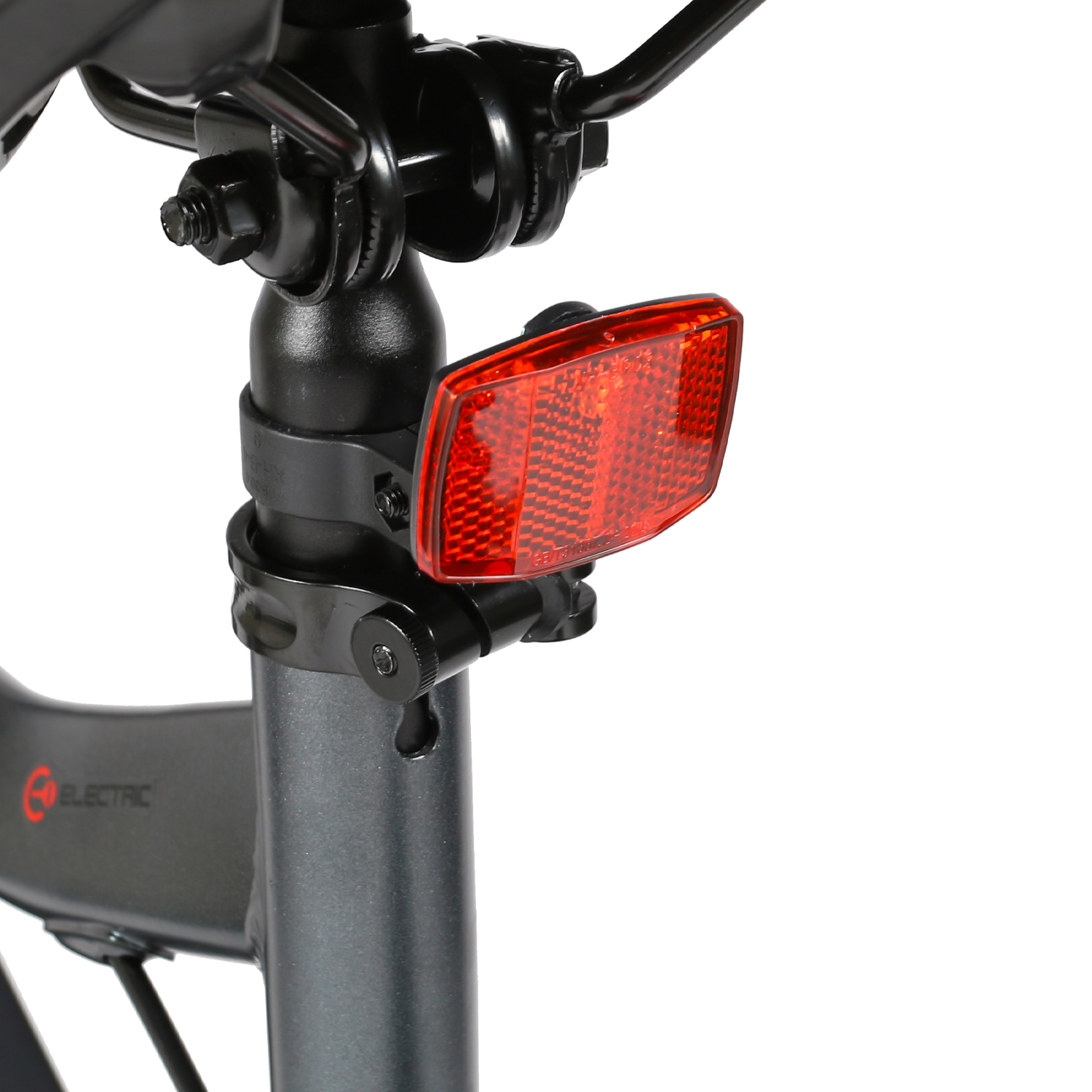 Zbliżenie tylnego odblasku e-roweru. Rama roweru widoczna w tle.