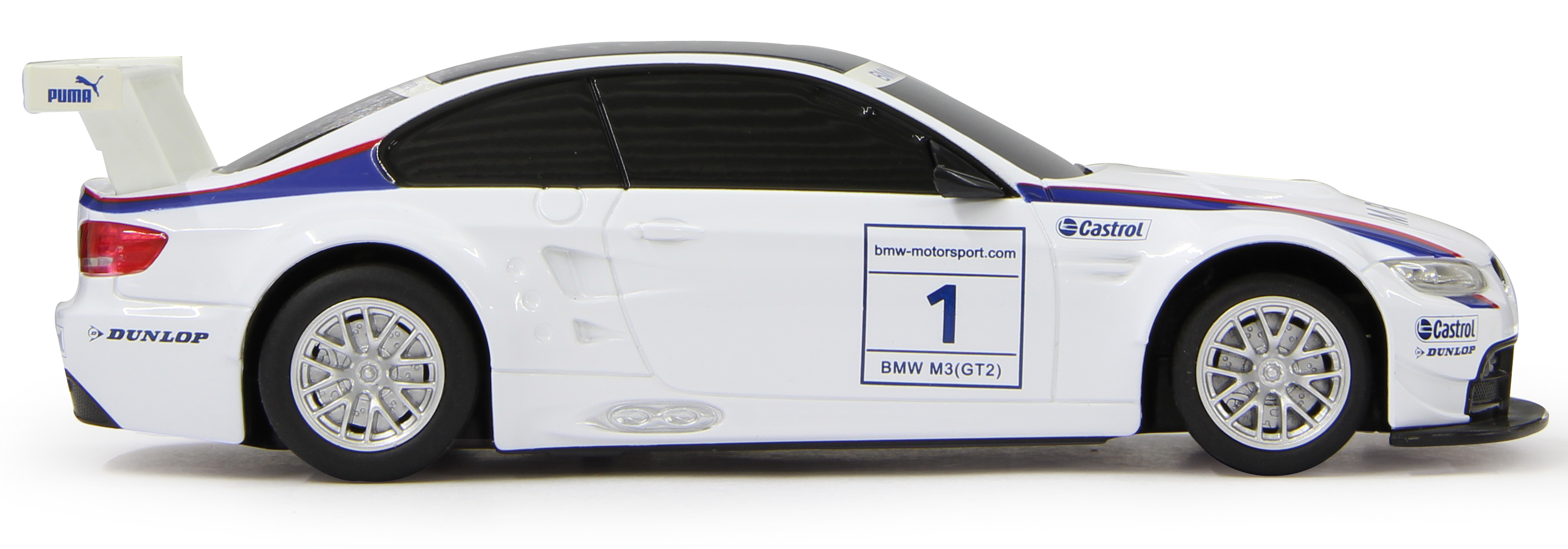 Widok z boku białego samochodu wyścigowego BMW z czarnymi oknami, niebiesko-czerwonymi paskami i białym tłem.