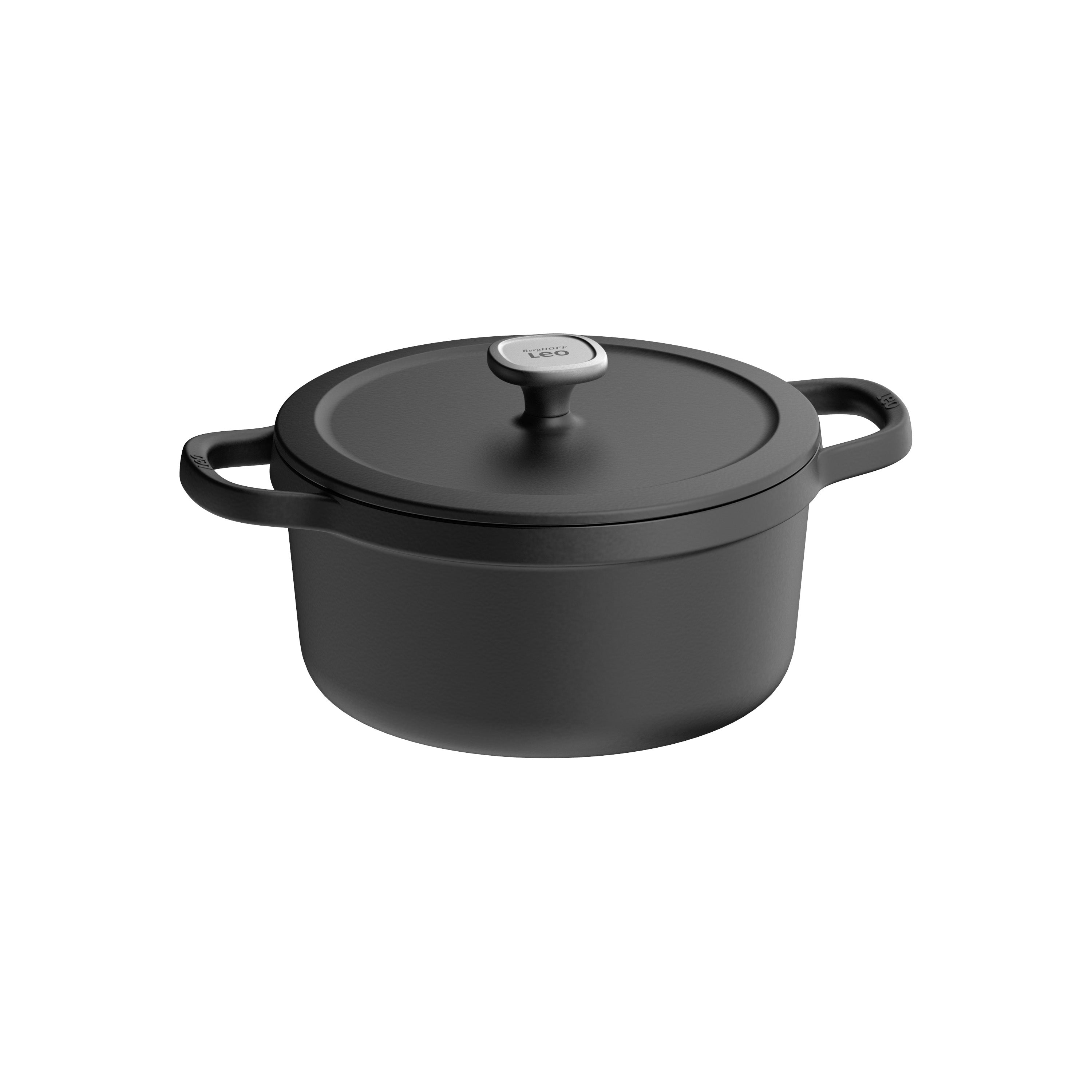 Zwarte gietijzeren pot met een deksel. Het heeft twee handvatten en een zilveren knop.
