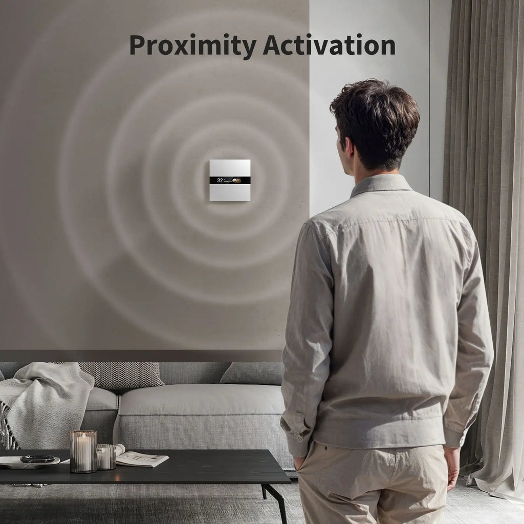 Mężczyzna patrzy na zamontowany na ścianie inteligentny przełącznik. Przełącznik wyświetla temperaturę.