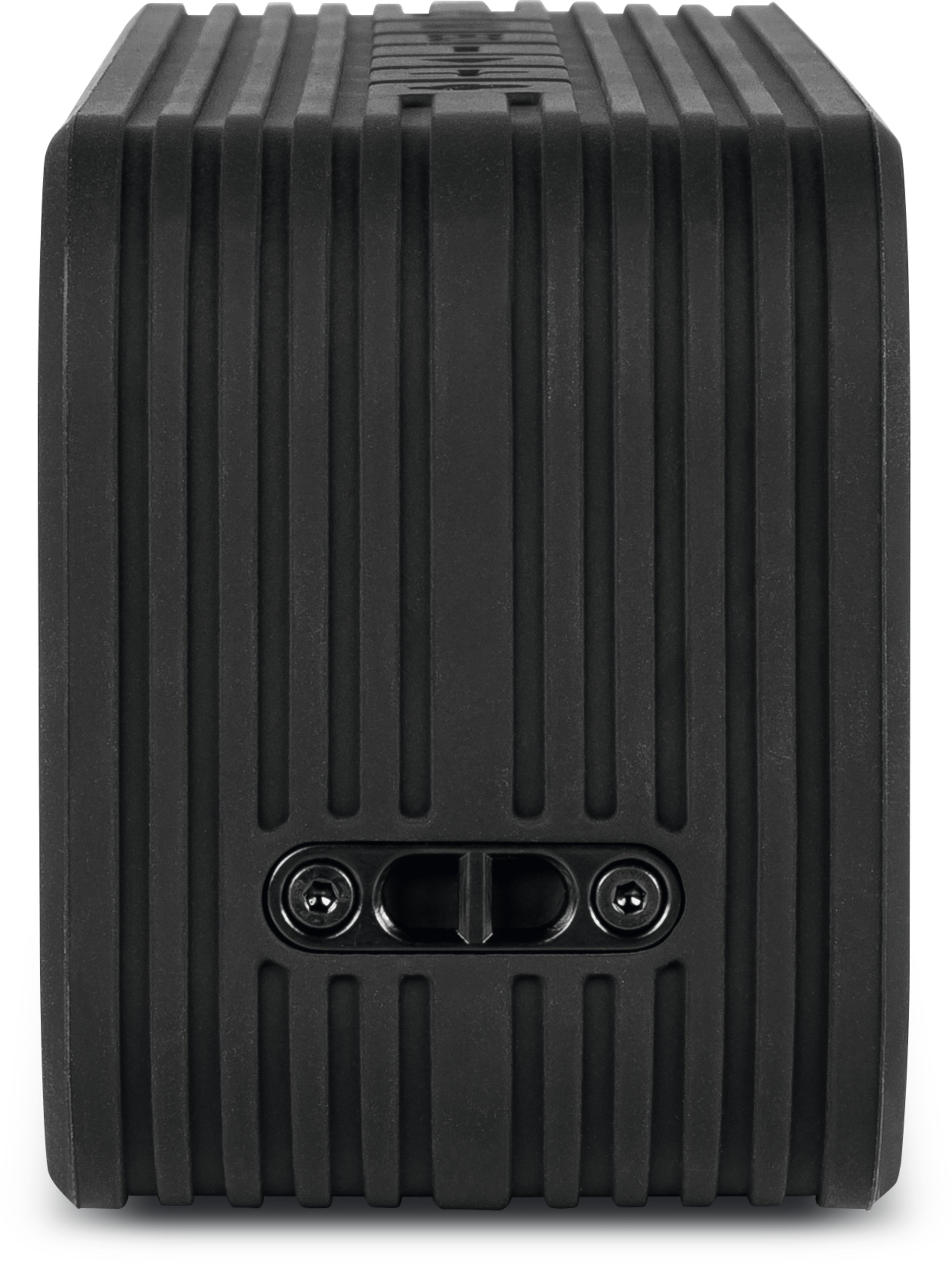 Zbliżenie tyłu czarnego głośnika z pionowymi rowkami i otworami na śruby.