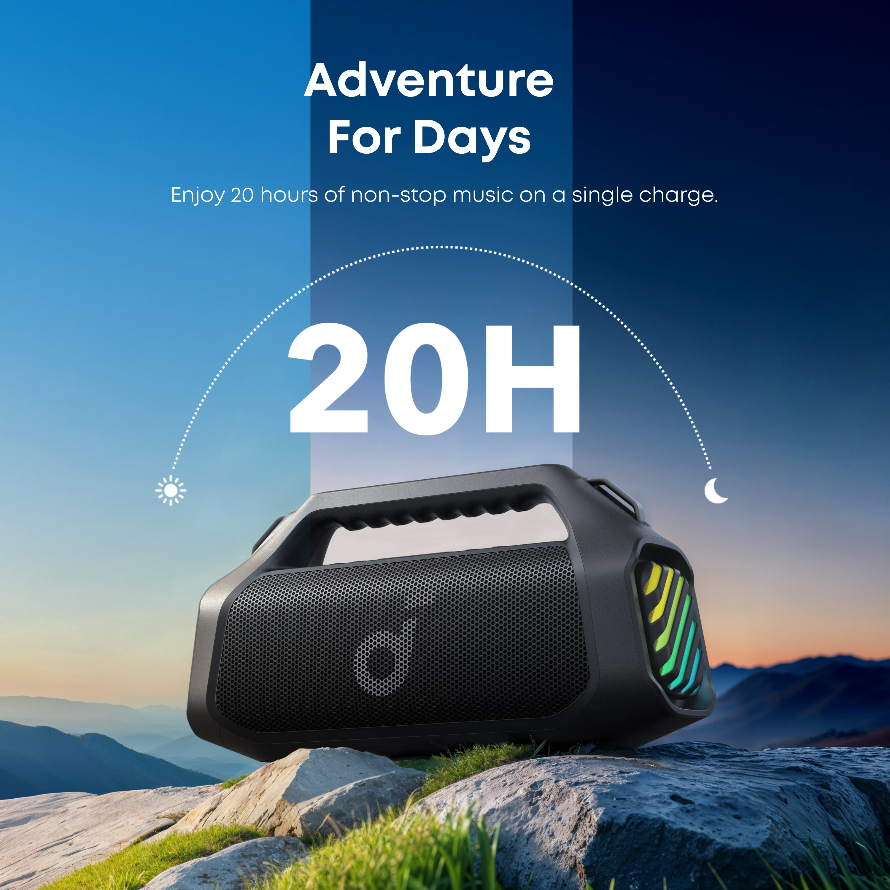 Czarny głośnik przenośny z uchwytem, efektami świetlnymi i tekstem. Na skałach blisko wody. Tło niebieskiego nieba.