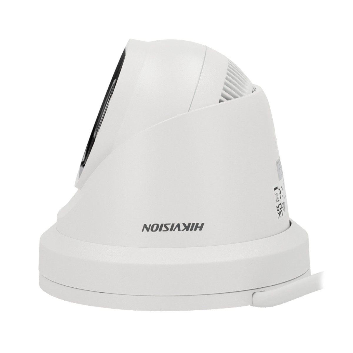 Biała kamera bezpieczeństwa z logo HIKVISION. Jest to kamera kopułkowa z białą podstawą.