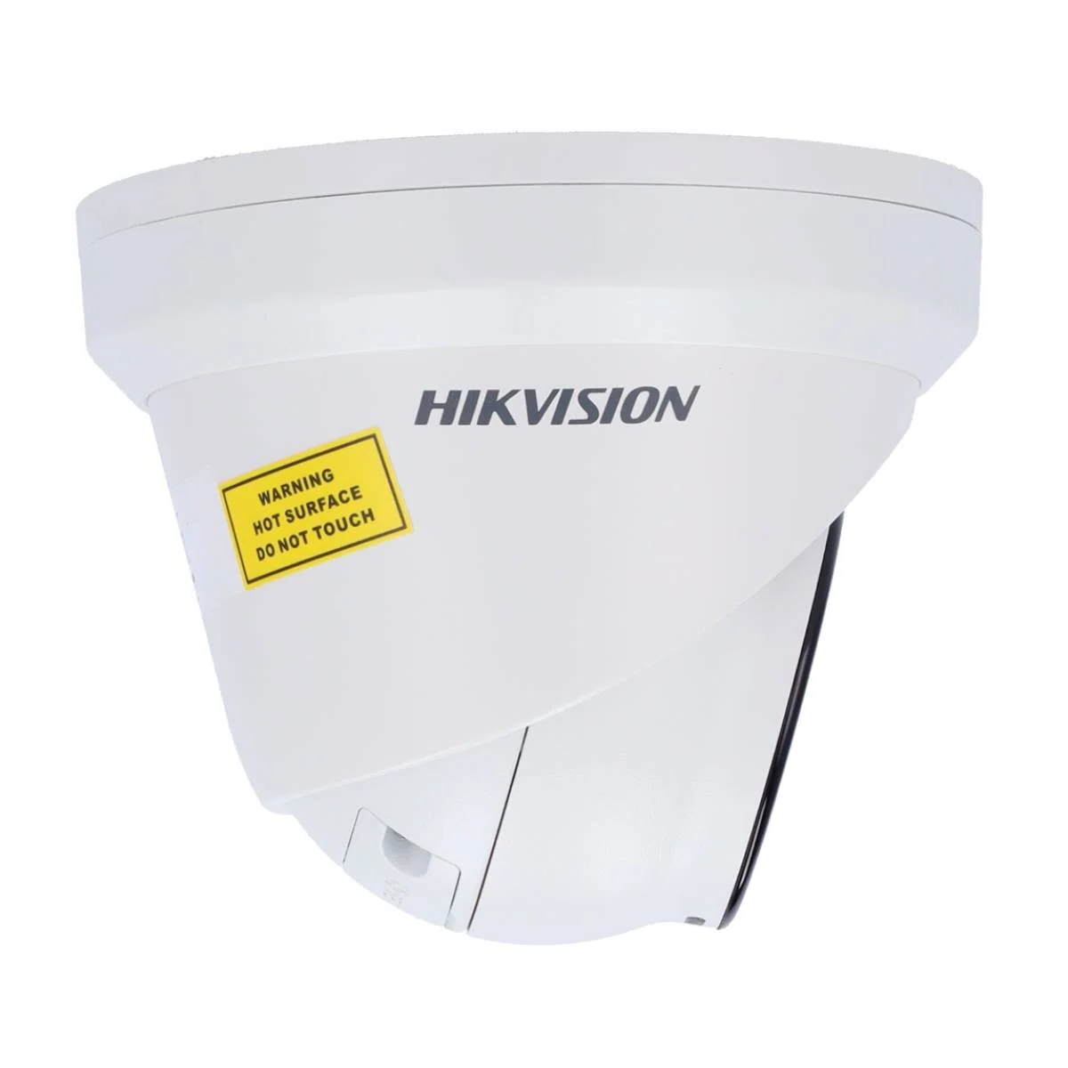 Biała kamera bezpieczeństwa z etykietą 'HIKVISION' i naklejką ostrzegawczą. Kształt kopuły.