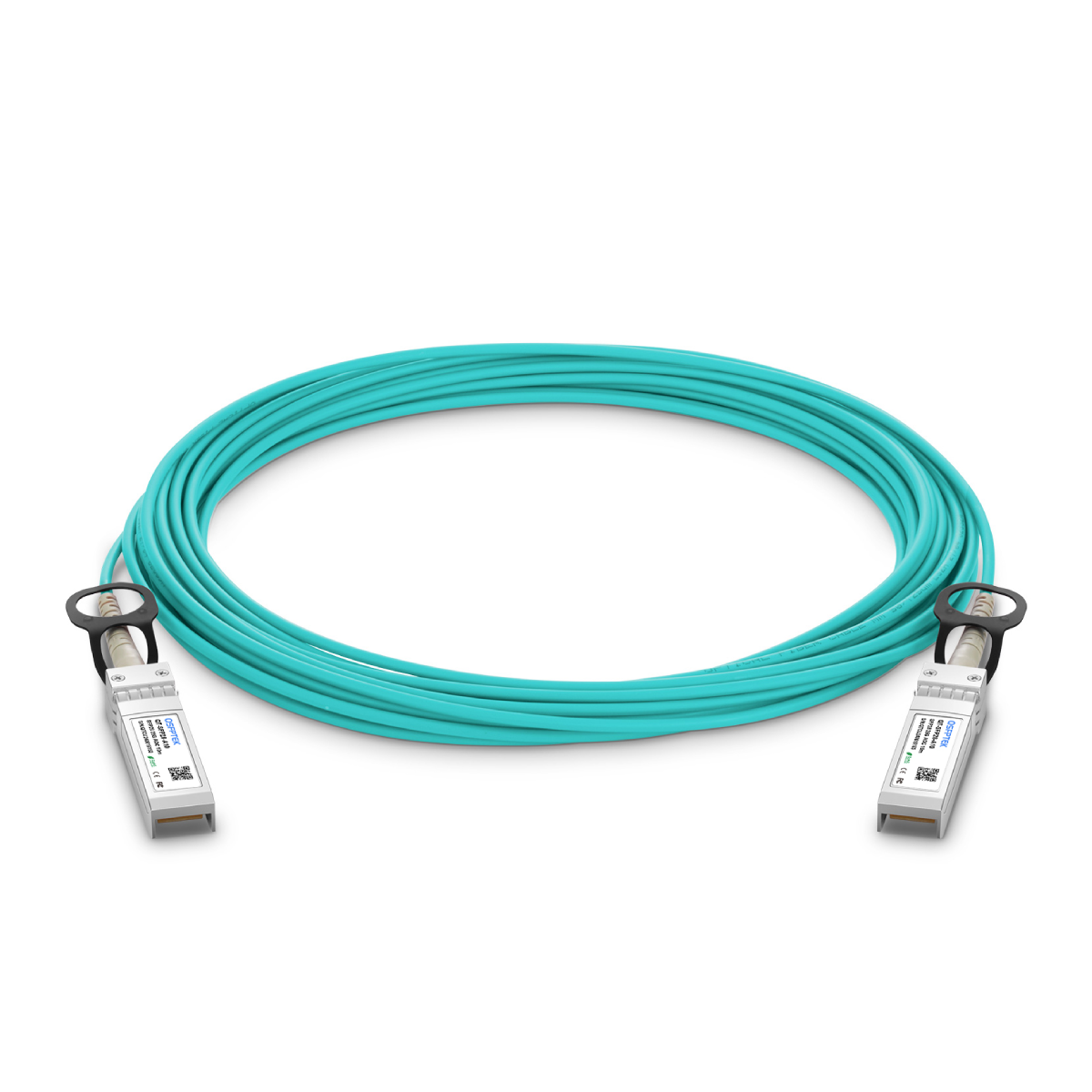 Een turquoise kabel met connectoren aan beide uiteinden, op een witte achtergrond.