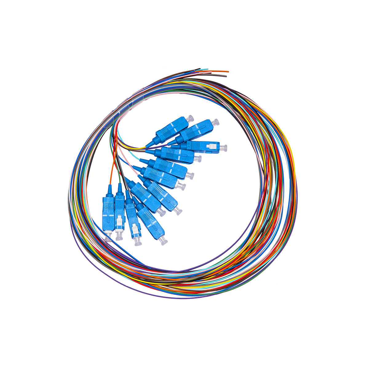 Un fascio di cavi in fibra ottica colorati con connettori blu. Sono su una superficie bianca.