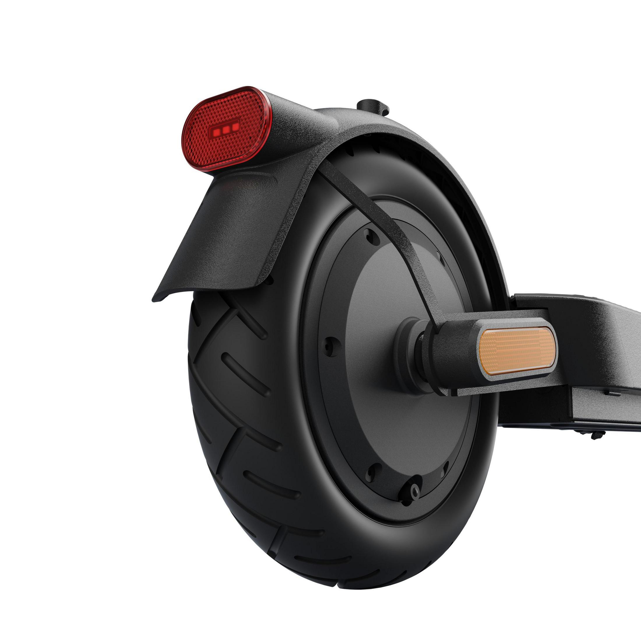 Zbliżenie czarnego koła hulajnogi elektrycznej z czerwonym odblaskiem i czarnym błotnikiem.