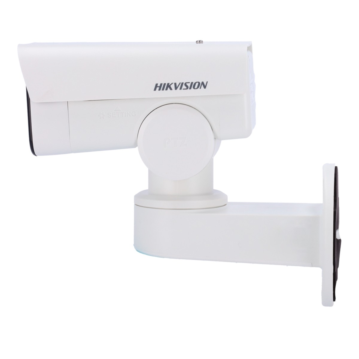 Weiße Hikvision-Überwachungskamera mit Objektiv. Sie ist an einer weißen Halterung befestigt.