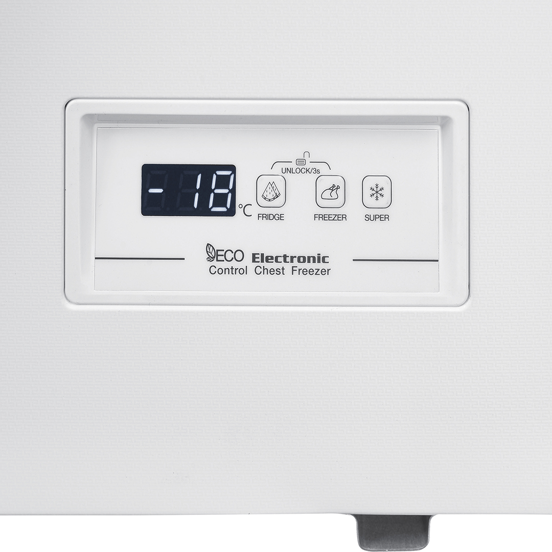 Primer plano del panel de control de un congelador blanco. Muestra -18 grados Celsius y tiene varios iconos.