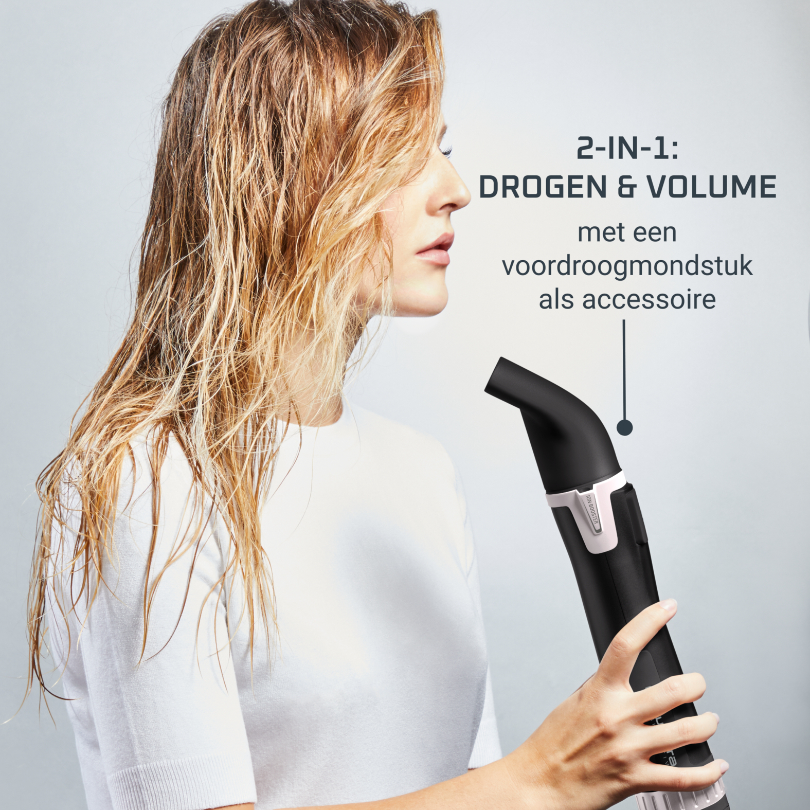Donna che si asciuga i capelli con un asciugacapelli. Il testo dice '2-in-1: Asciugatura e Volume'.