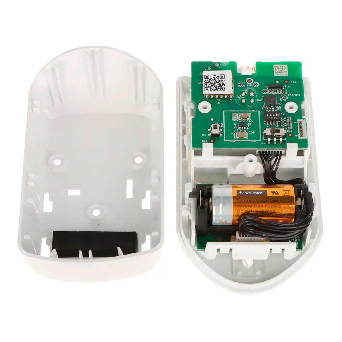 Otwarty biały element z płytką obwodu i bateriami w środku. Białe tło.