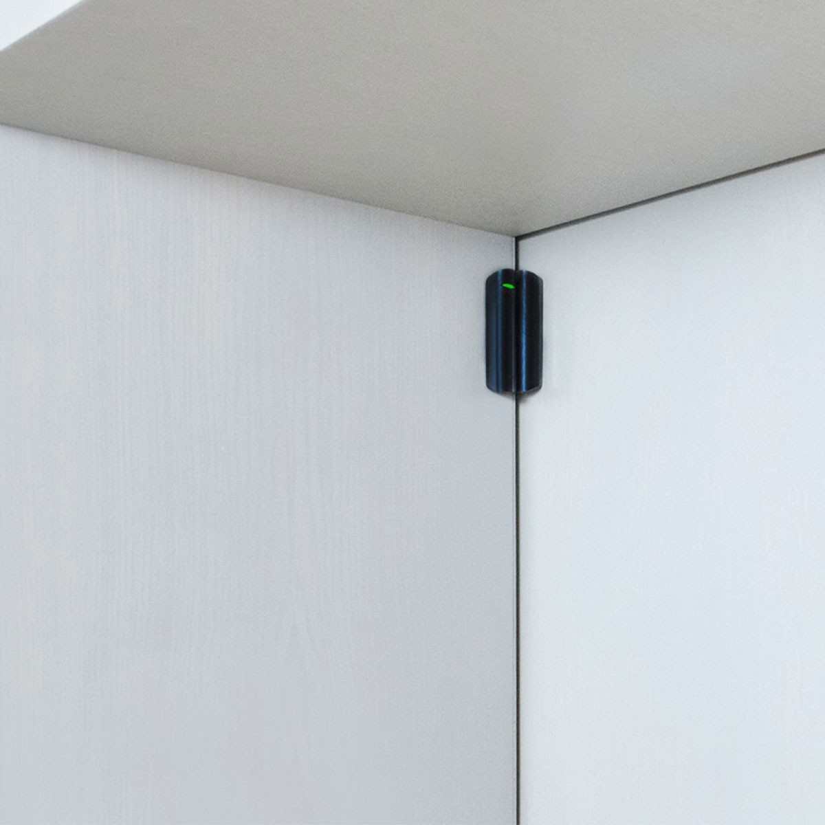Piatti di vetro con design a fiocchi di neve dorati, metà melograno e foglie di eucalipto su superficie verde.