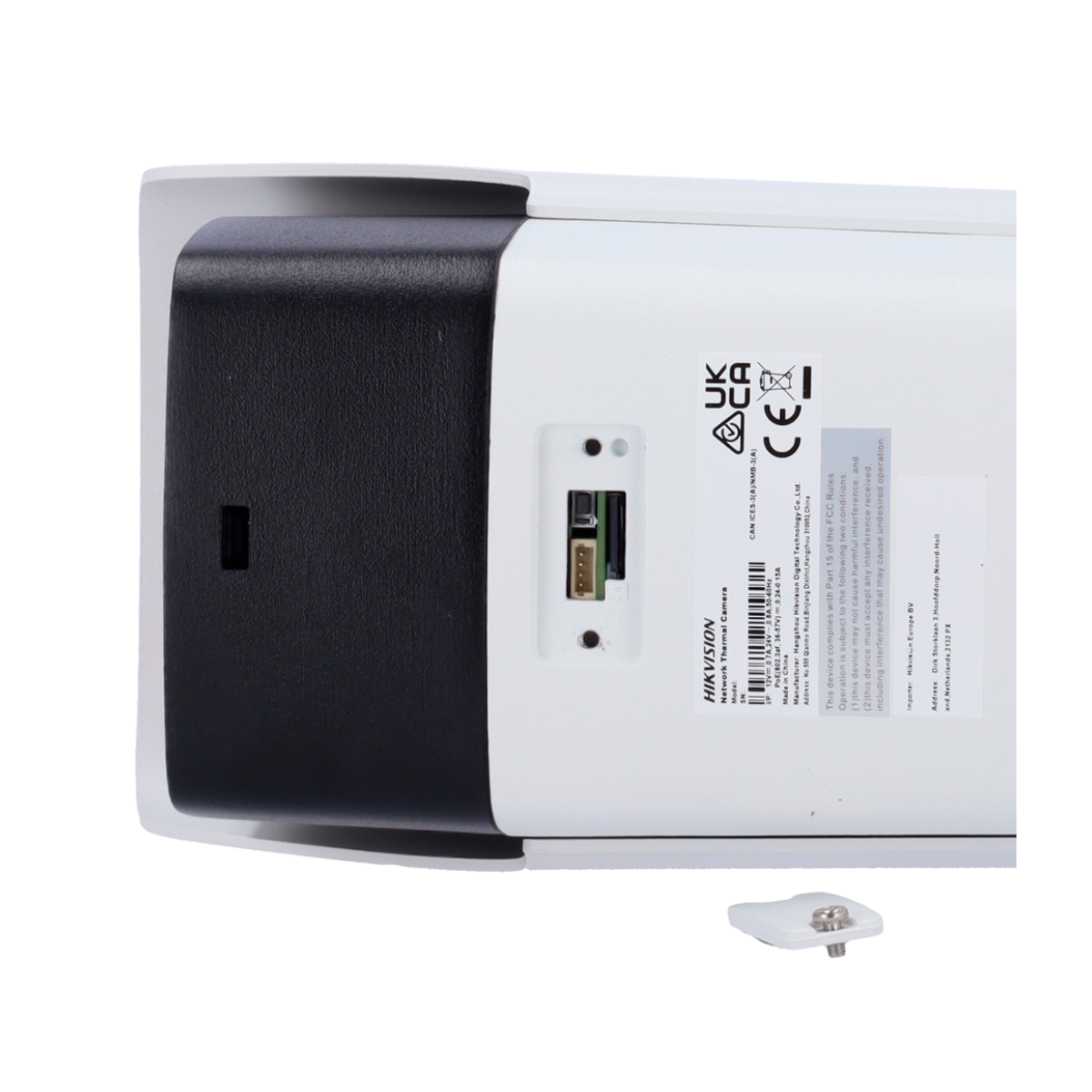 Biało-czarna kamera bezpieczeństwa z etykietą, osprzętem montażowym. Zbliżenie.