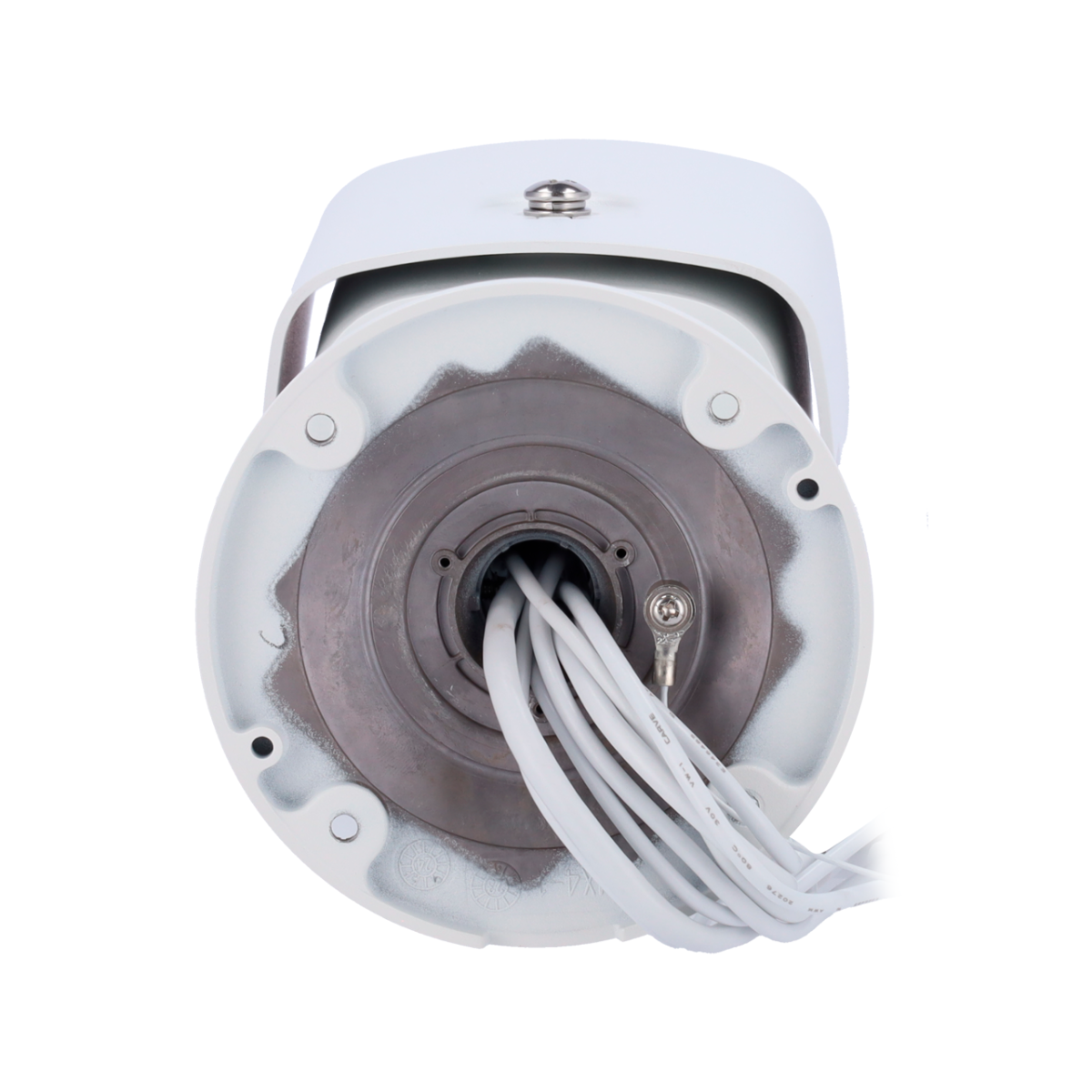 Widok od dołu białej kamery bezpieczeństwa z wychodzącymi przewodami. Przewody są białe, kamera na białym tle.