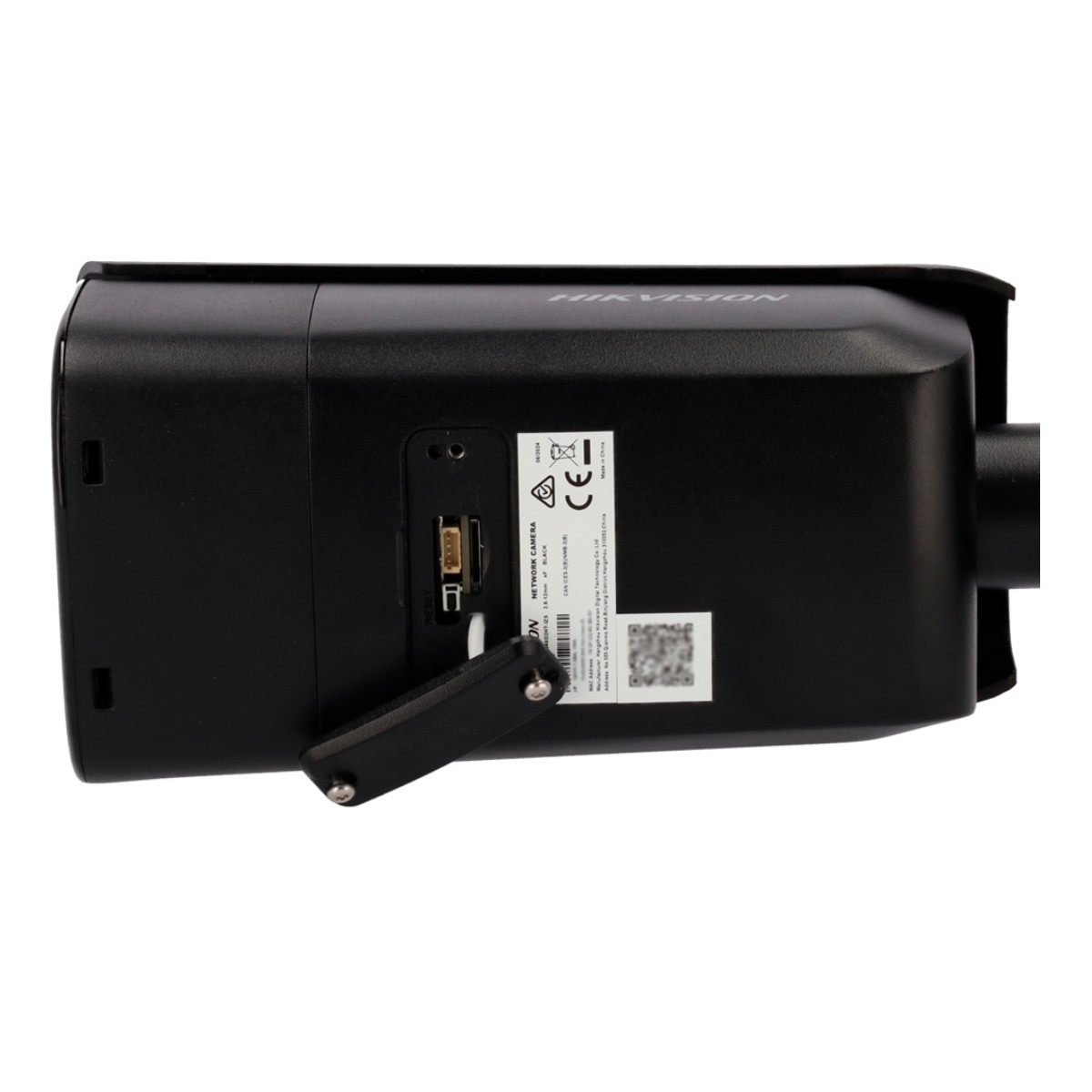 Telecamera di sicurezza nera con logo HIKVISION, vista laterale. Mostra porte e un codice QR. Isolato su bianco.