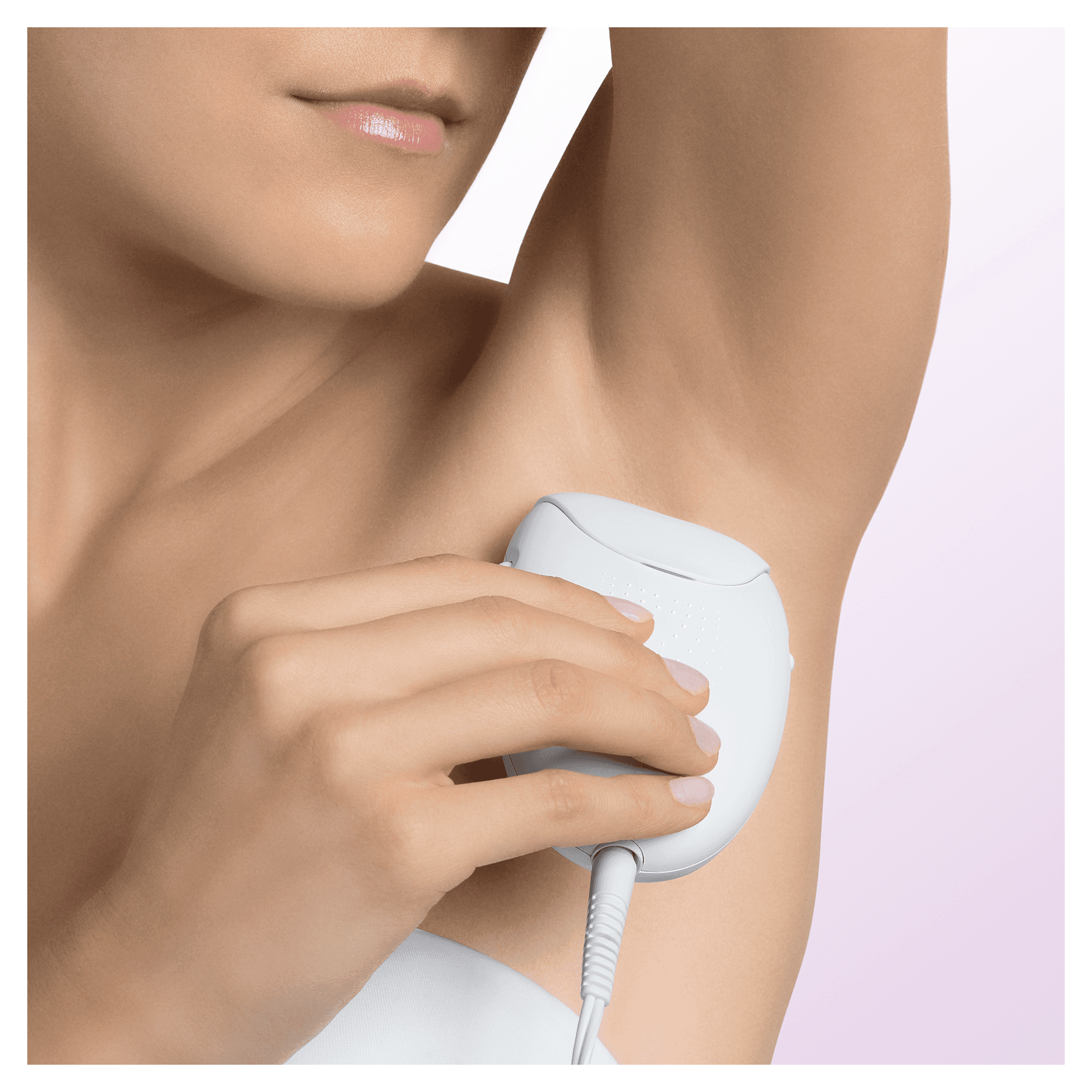 Bir kişi koltuk altında epilatör kullanıyor.