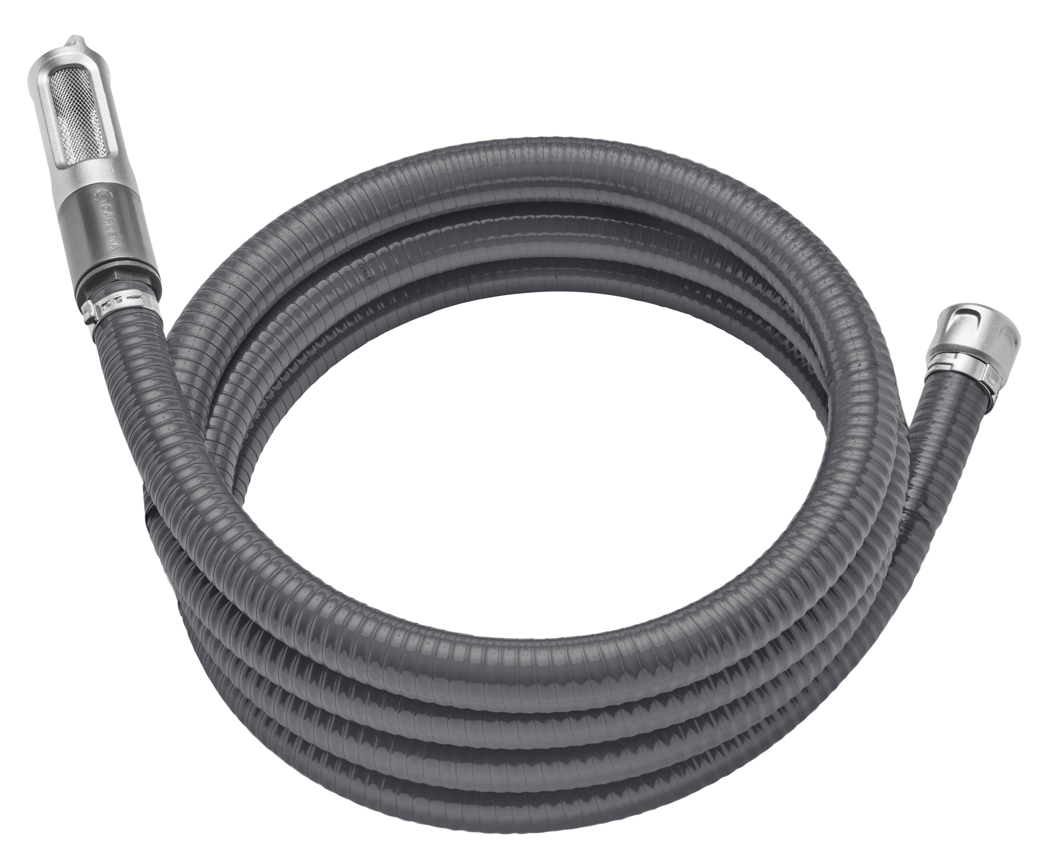 Szary karbowany wąż z metalowymi złączami, zwinięty na białym tle.