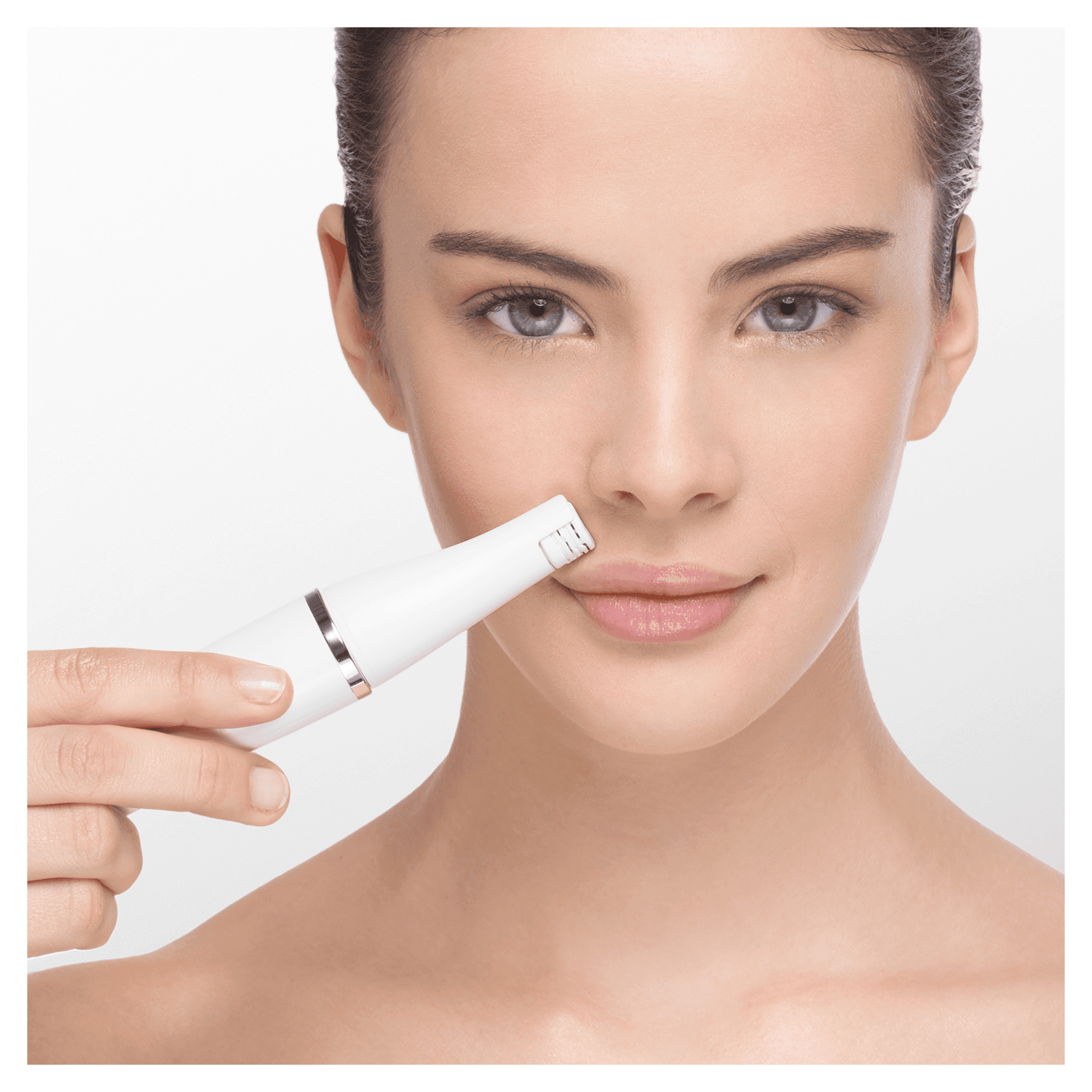 Twarz kobiety z białym depilatorem, głowica blisko górnej wargi.