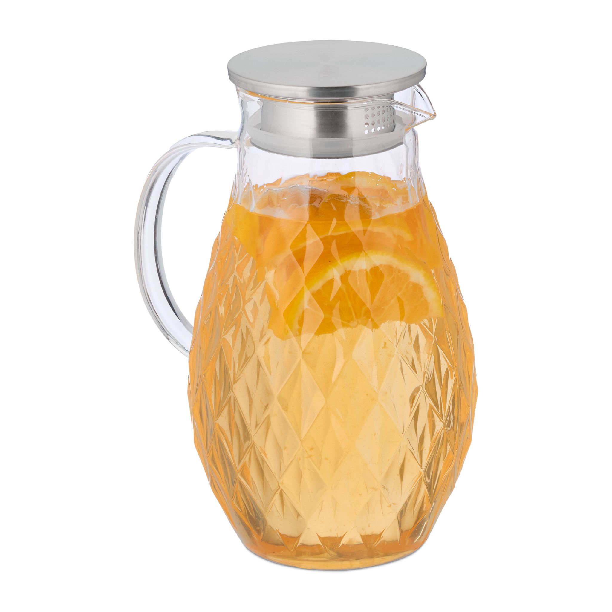 Glaskrug mit Orangenscheiben und Flüssigkeit. Der Hintergrund ist weiß.