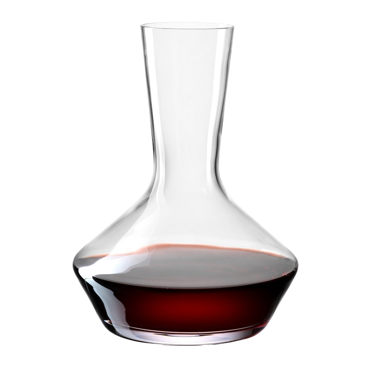 Une carafe à vin en verre transparent avec du vin rouge.
