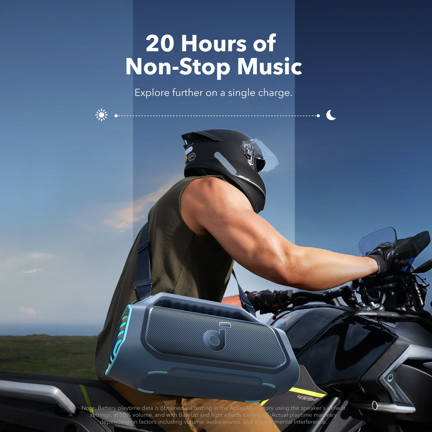 Mężczyzna na motocyklu z głośnikiem. Motocykl czarny i niebieski, głośnik szary i niebieski.