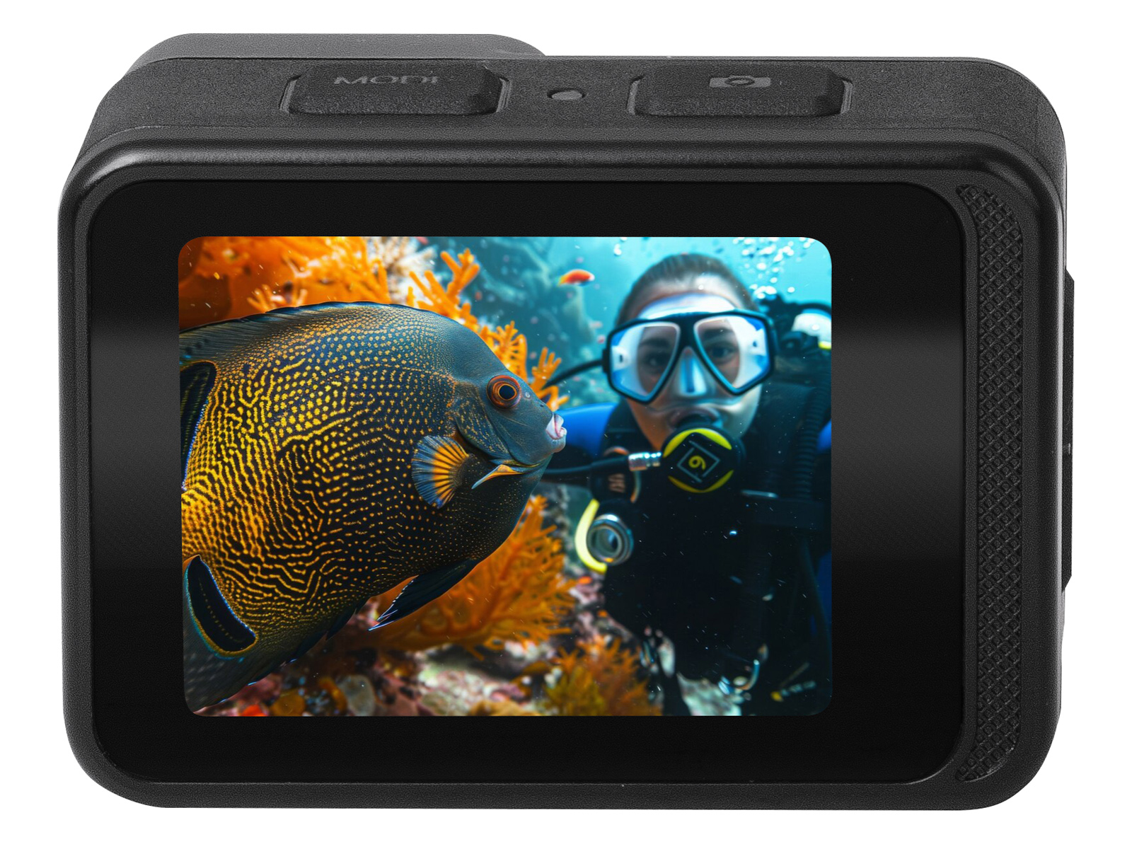 Ekran kamery sportowej pokazujący nurka i ryby pod wodą. Nurek pokazuje znak pokoju.