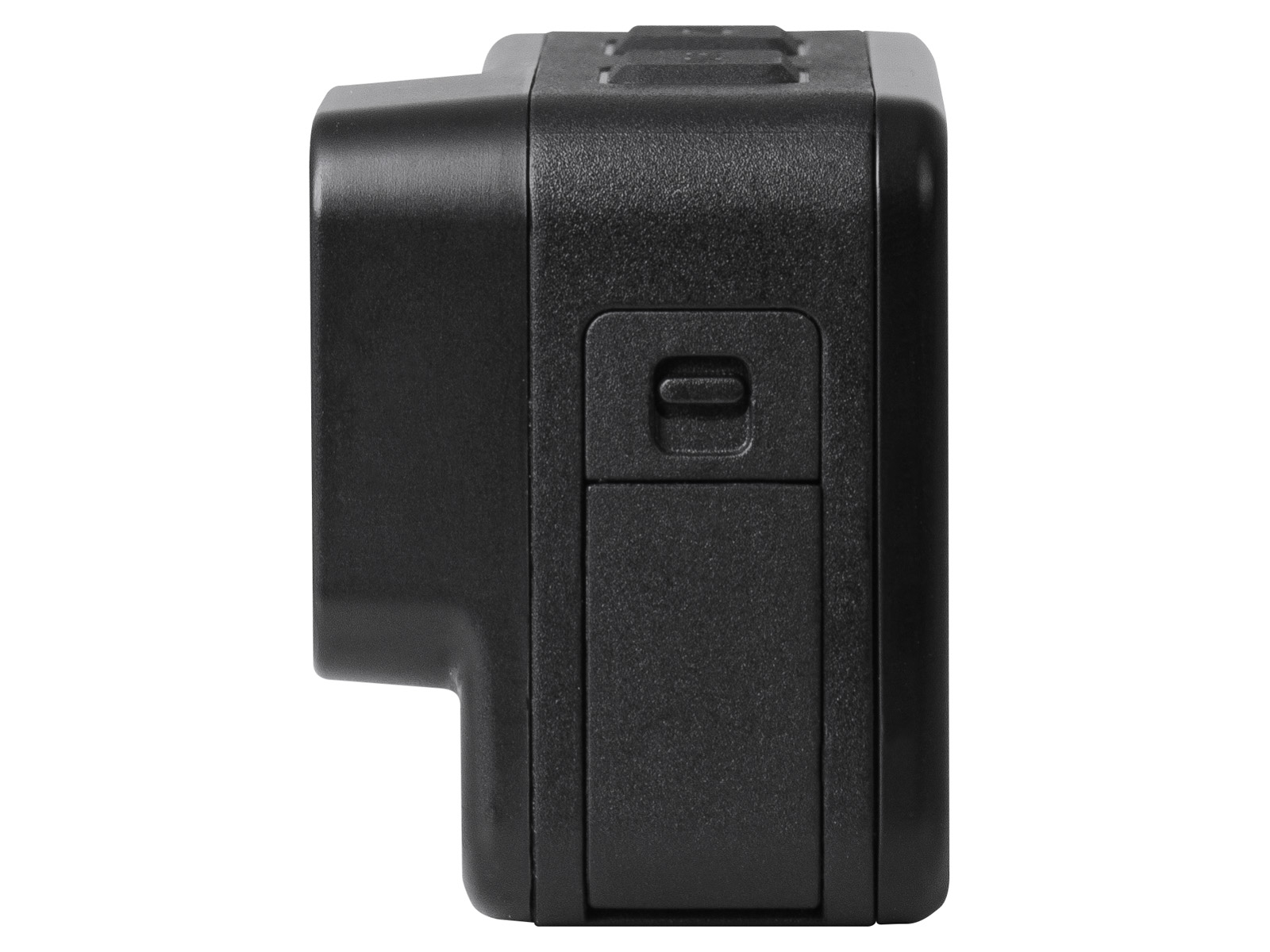 Widok z boku czarnej kamery sportowej. Kamera ma przyciski i otwór na baterię.