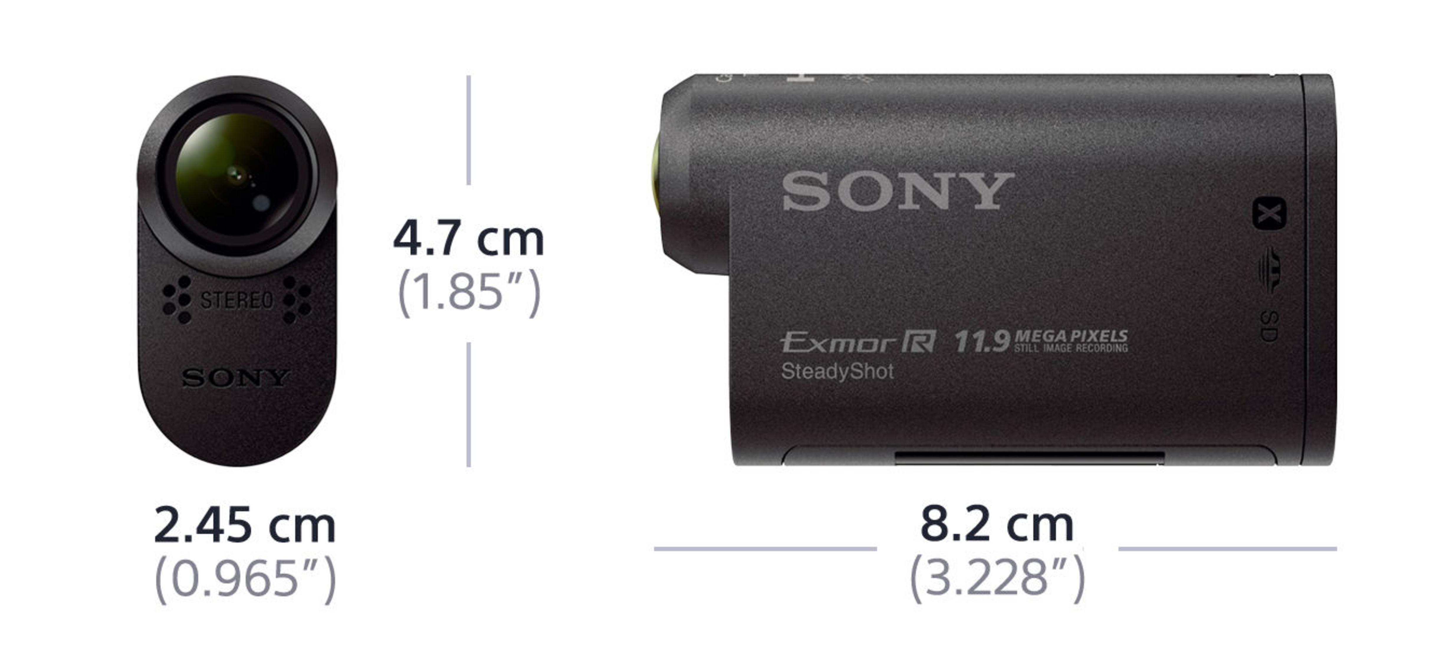 Zwei schwarze Sony Action-Kameras. Eine zeigt das Objektiv, die andere Abmessungen: 4,7 cm, 2,45 cm und 8,2 cm.