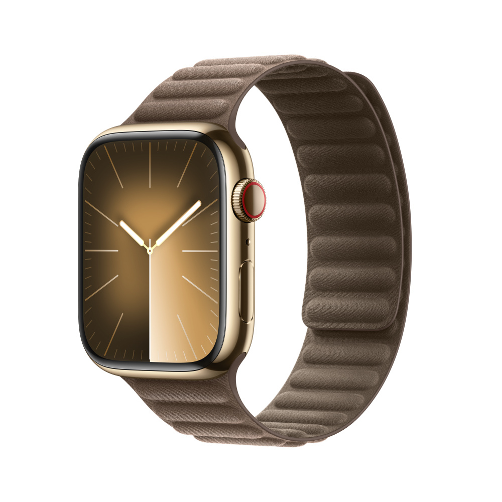 Apple Watch dorato con cinturino in pelle marrone, primo piano su sfondo bianco, vista angolata.