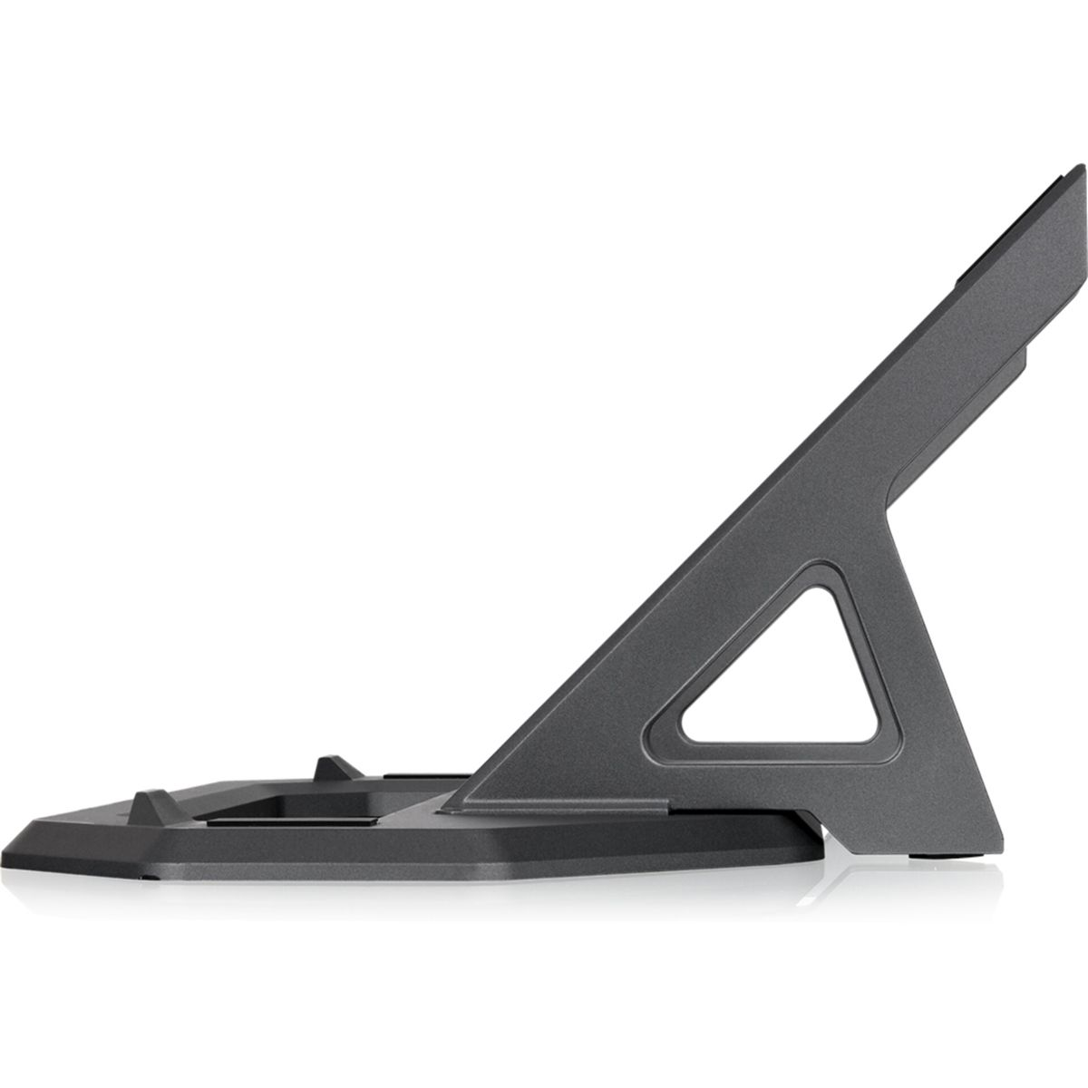 Supporto per laptop grigio. Supporto angolato, base con cuscinetti in gomma. Sfondo bianco.