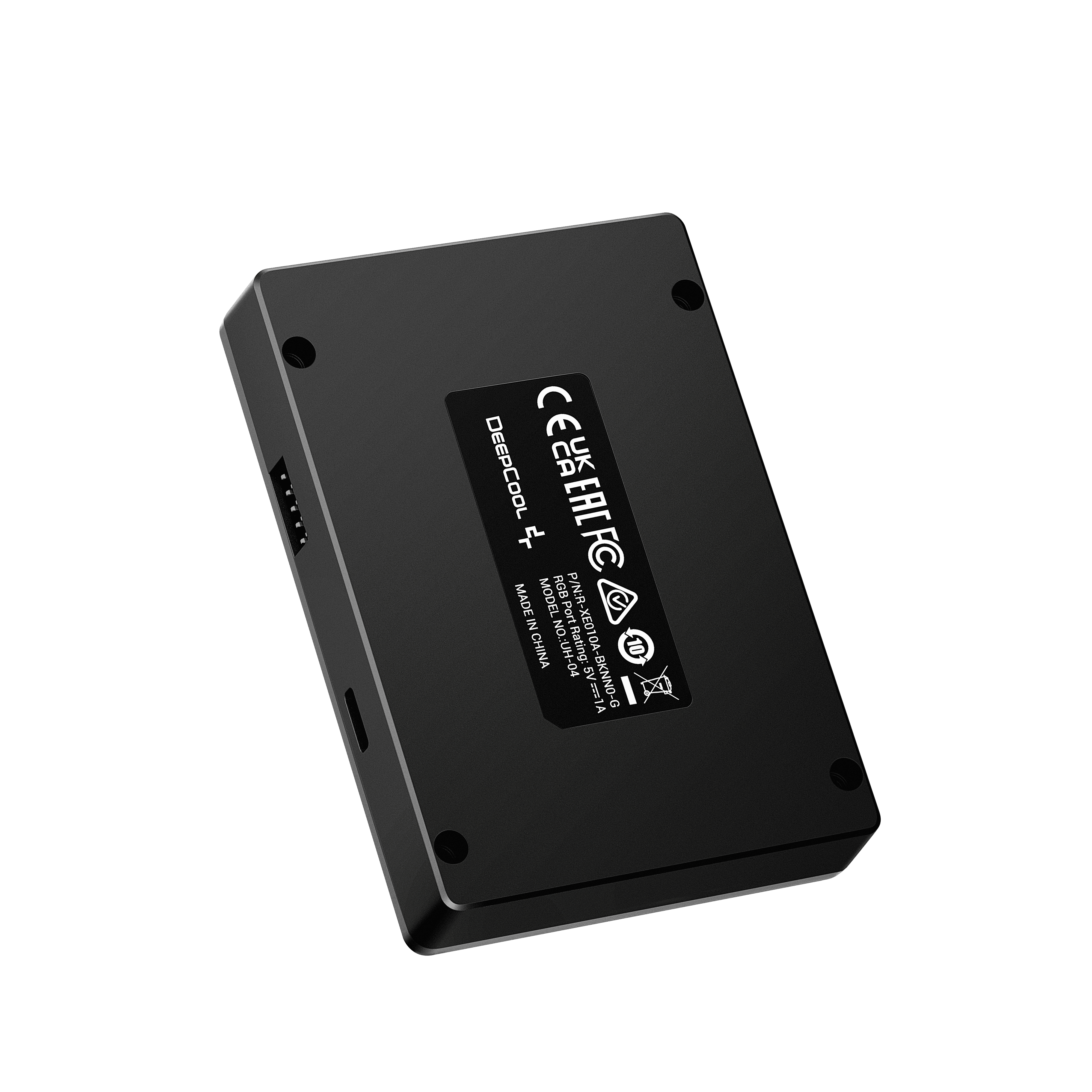 Hub USB nero, con logo DeepCool e più porte. Sfondo bianco.