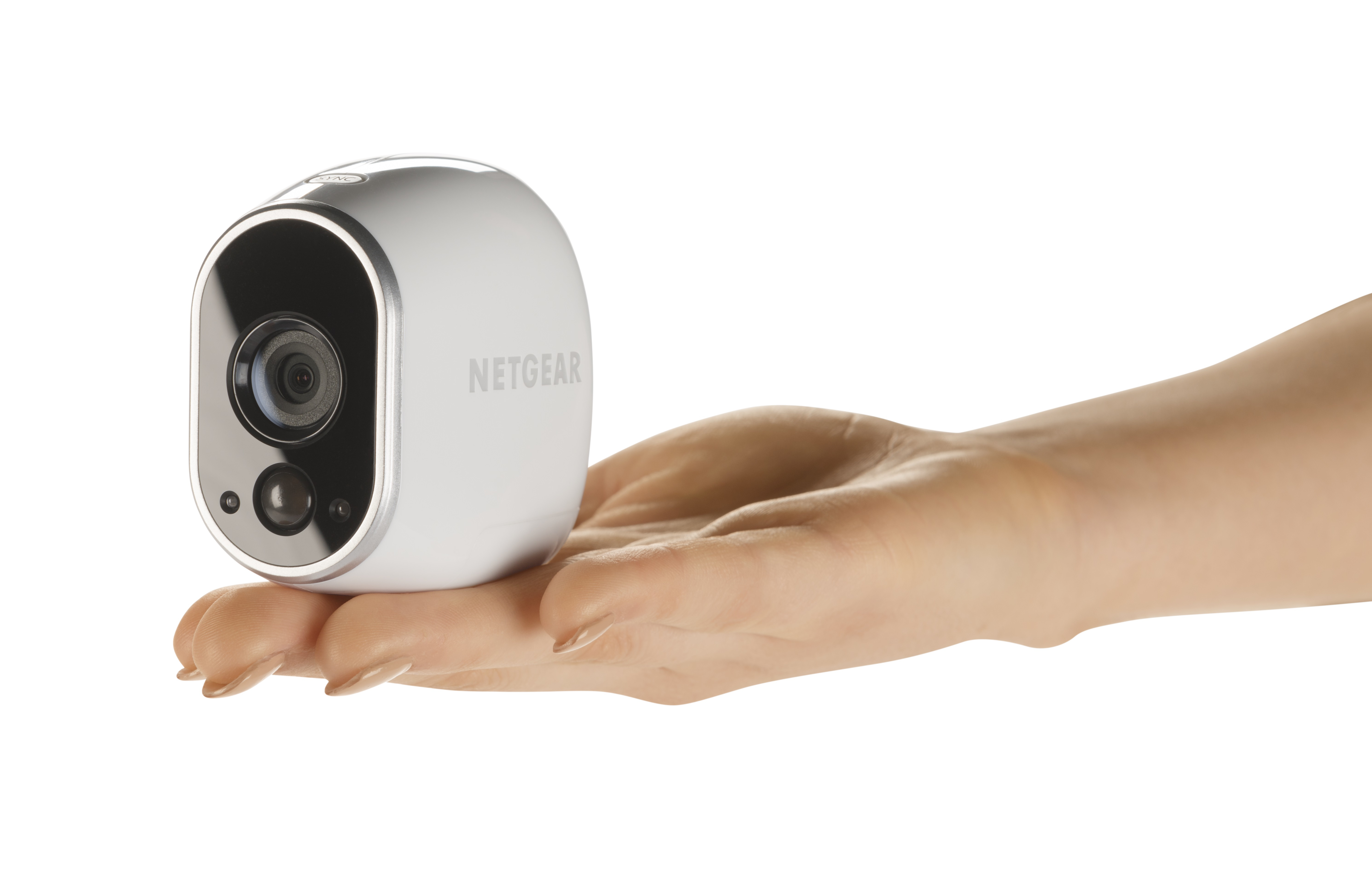 Una mano che tiene una fotocamera Netgear bianca, con un obiettivo e il logo Netgear.