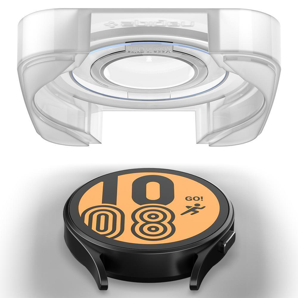 Uno smartwatch con display arancione e cassa nera viene mostrato con protezione schermo e cornice.