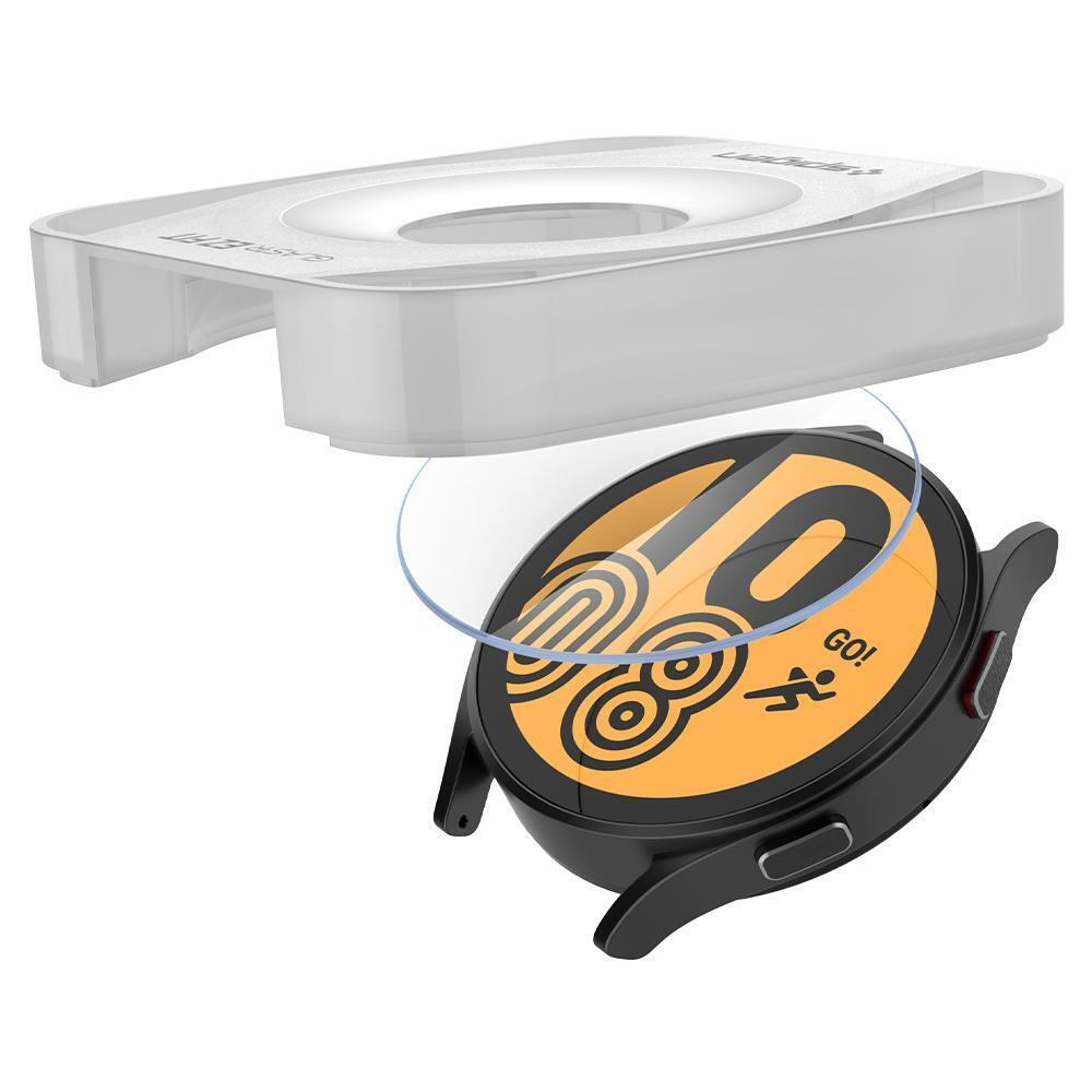 Uno smartwatch con display arancione e cassa nera viene mostrato con protezione schermo e cornice.