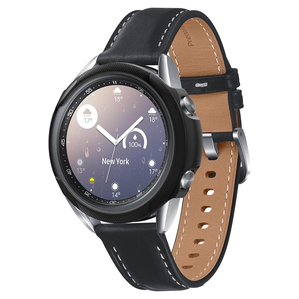 Smartwatch nero con cinturino in pelle nera e display con dati meteo.