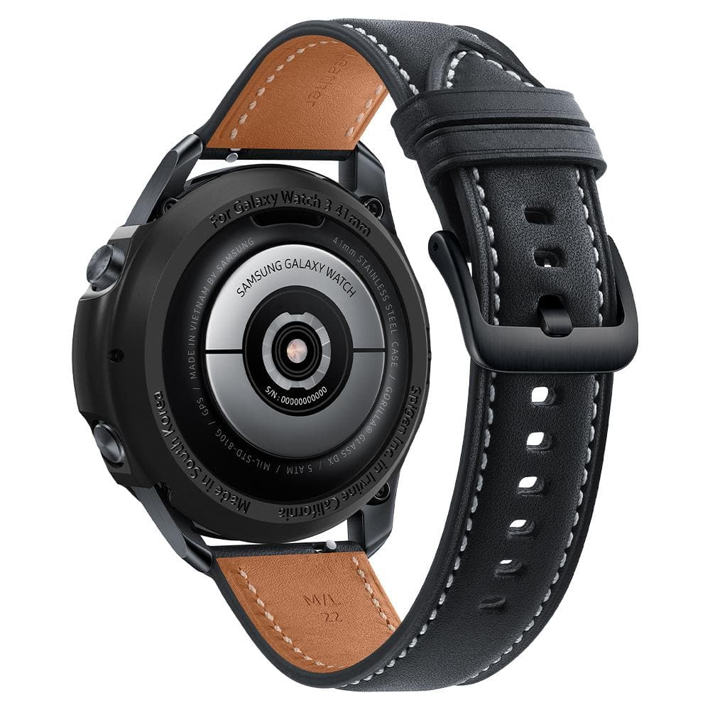 Samsung Galaxy Watch 3 nero. Ha un cinturino in pelle nera con cuciture bianche.
