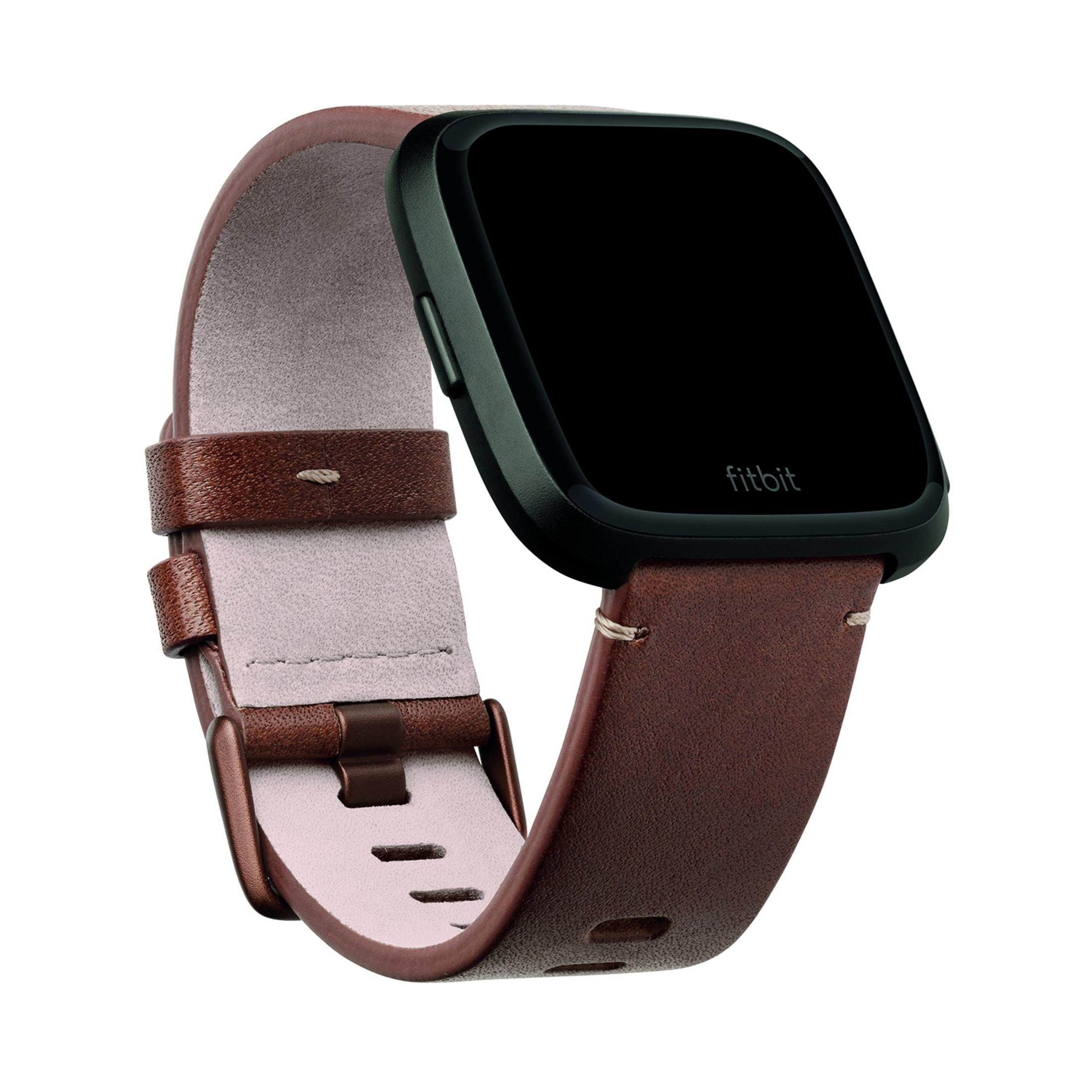 Fitbit Smartwatch mit braunem Lederarmband und schwarzem Gehäuse.