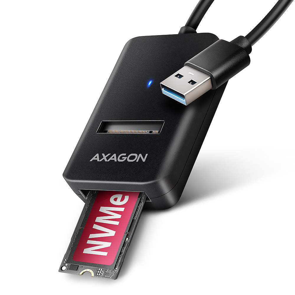 Adapter Axagon z włożonym dyskiem NVMe i kablem USB.