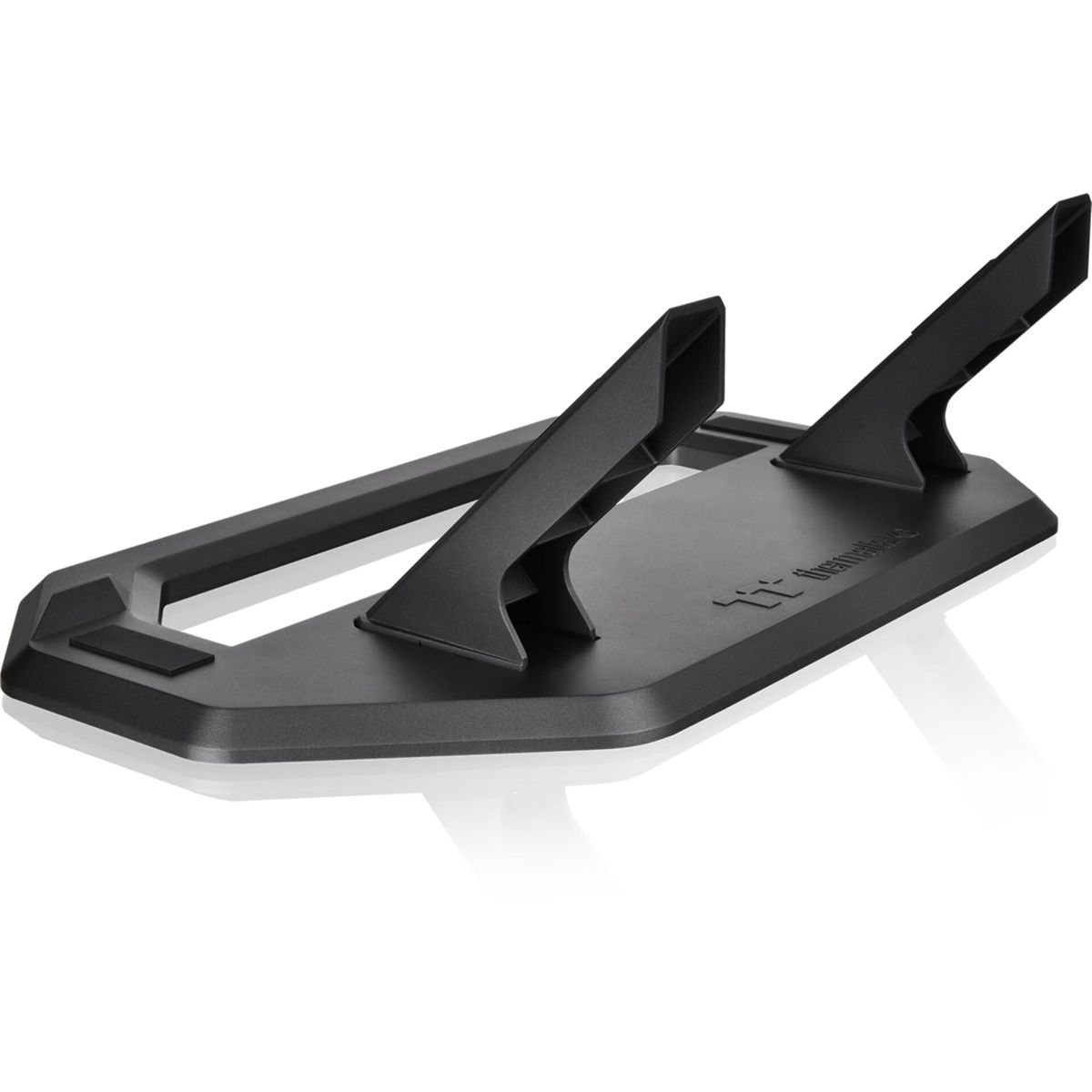 Supporto per laptop Thermaltake nero con due bracci di supporto angolati e una base rettangolare, su sfondo bianco.