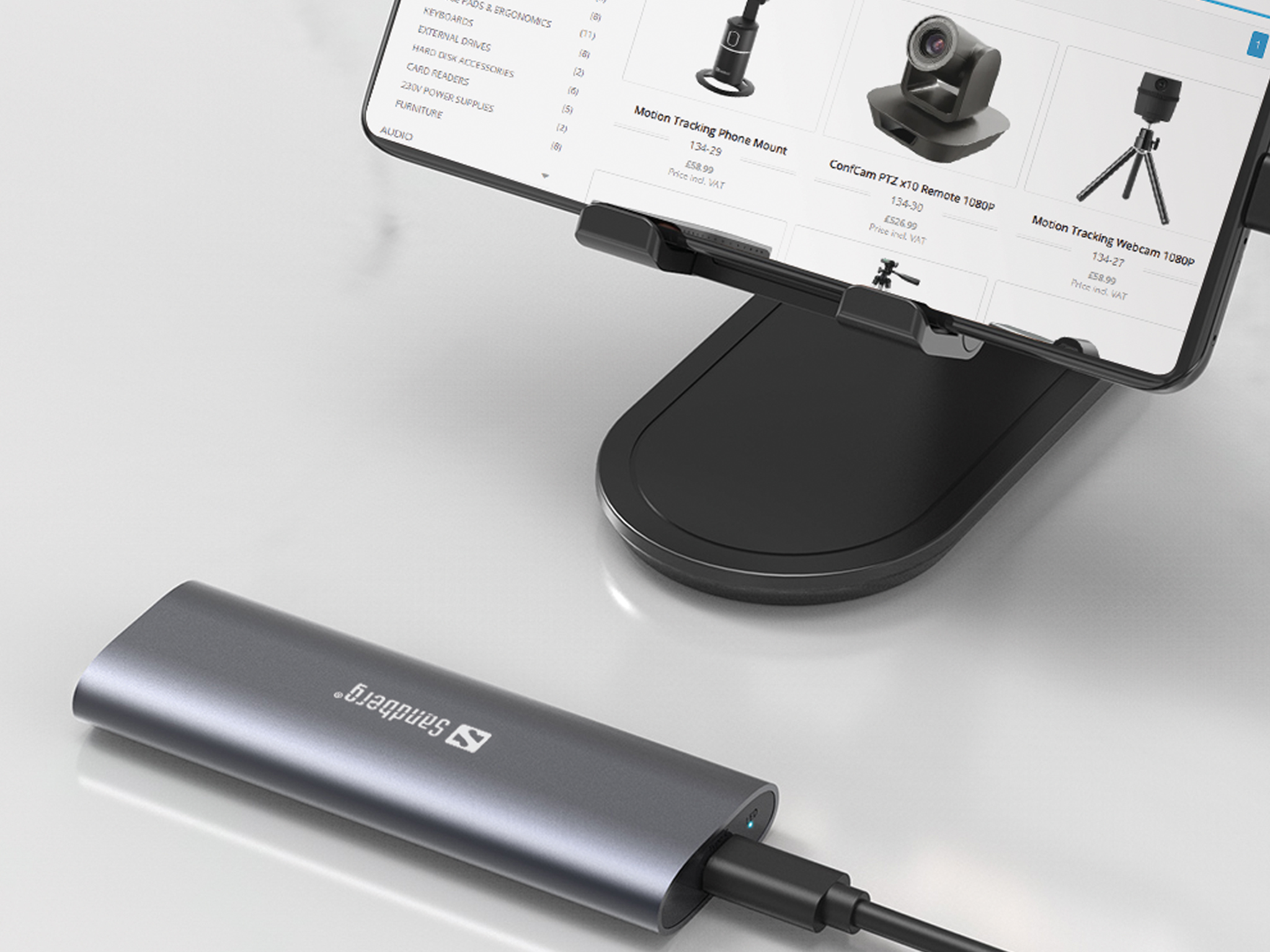 Disco rigido esterno grigio collegato a un tablet. Un tablet mostra prodotti e un supporto.