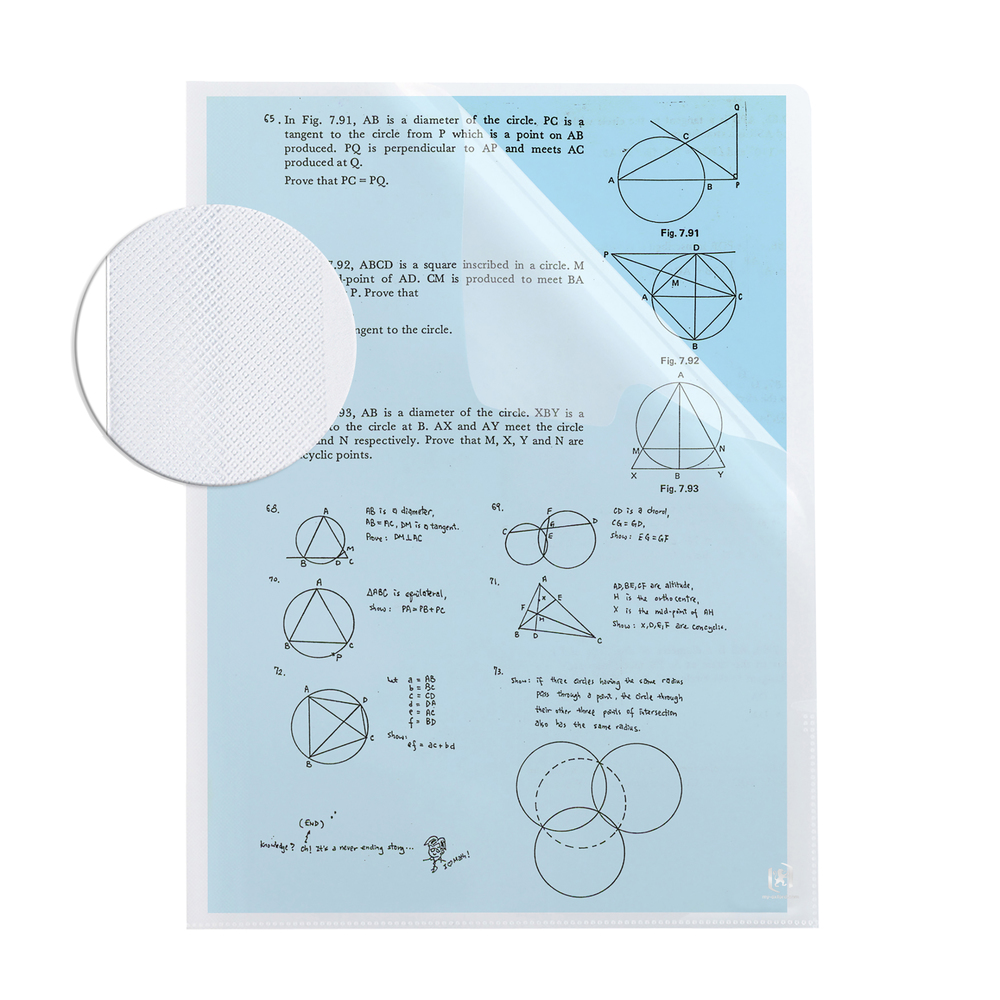 Otwarty notatnik z zadaniami geometrycznymi i diagramami, z przezroczystą folią plastikową na wierzchu.