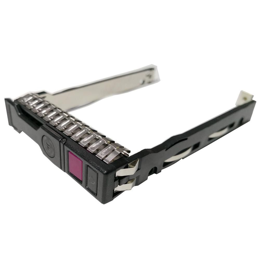 Alloggiamento del disco rigido nero e argento. Connettori metallici, pulsante rosa e plastica nera.